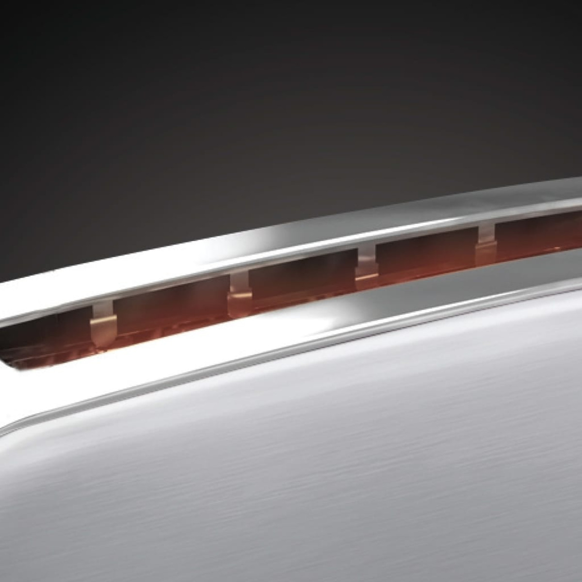 Zbliżenie na srebrną szczelinę tostera.