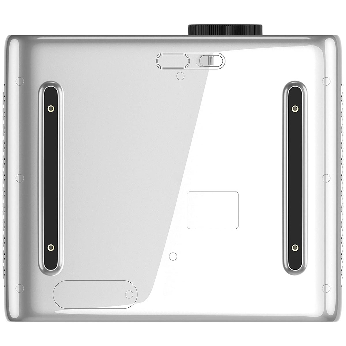 Srebrny projektor z czarnym obiektywem i różnymi portami połączeń na spodzie.