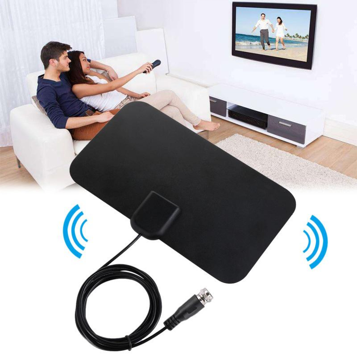 Antenne noire avec un câble et un connecteur, avec un couple regardant la télévision.