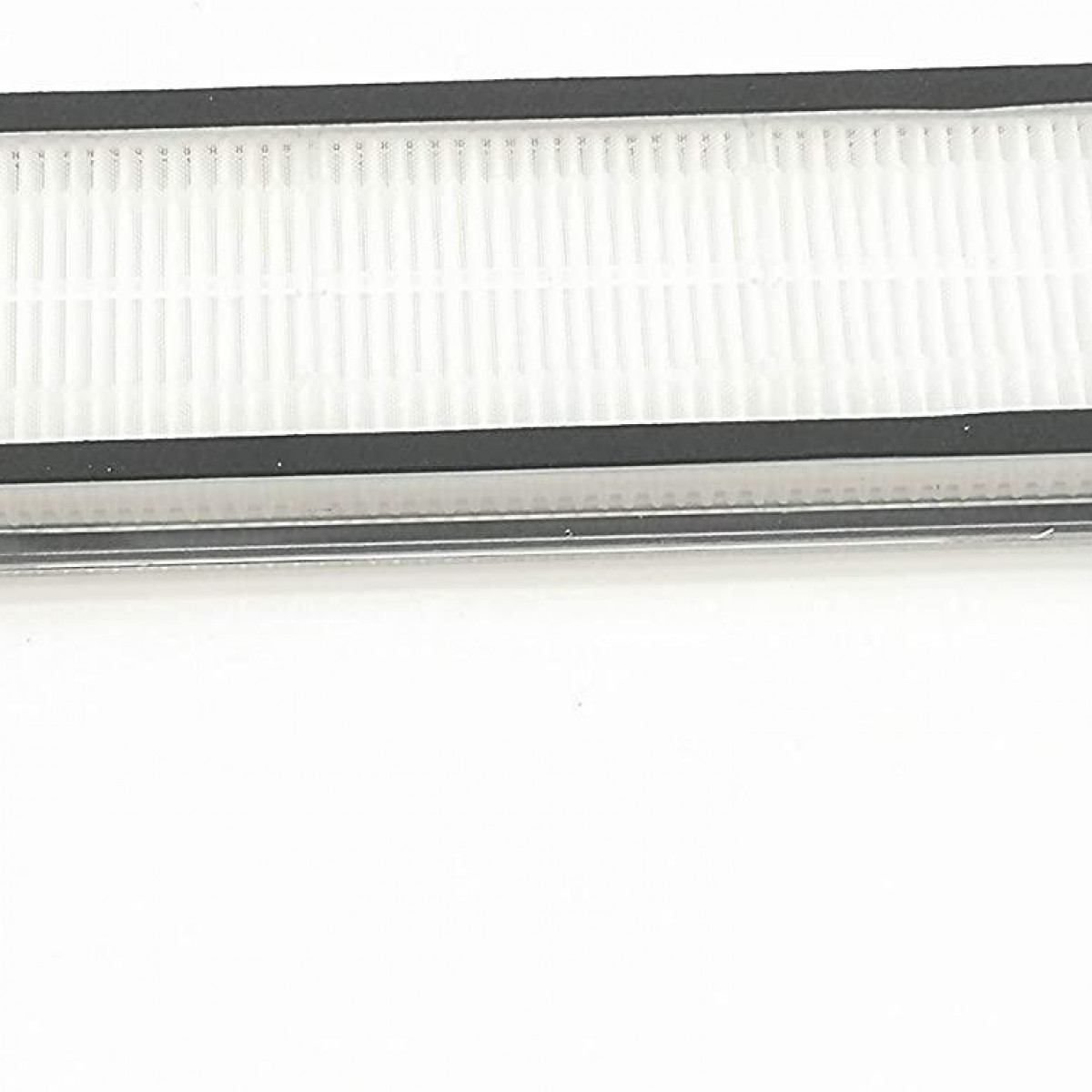 Zbliżenie białego filtra powietrza z czarną ramką, pokazujące wzór siatki.