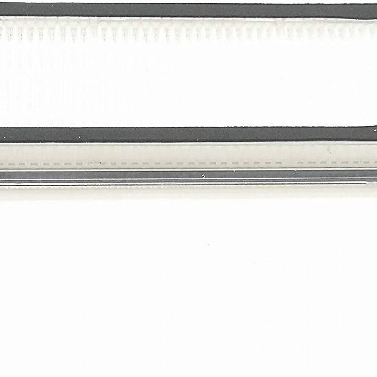 Zbliżenie białego filtra powietrza z czarną ramą i równomiernie rozmieszczonymi liniami.