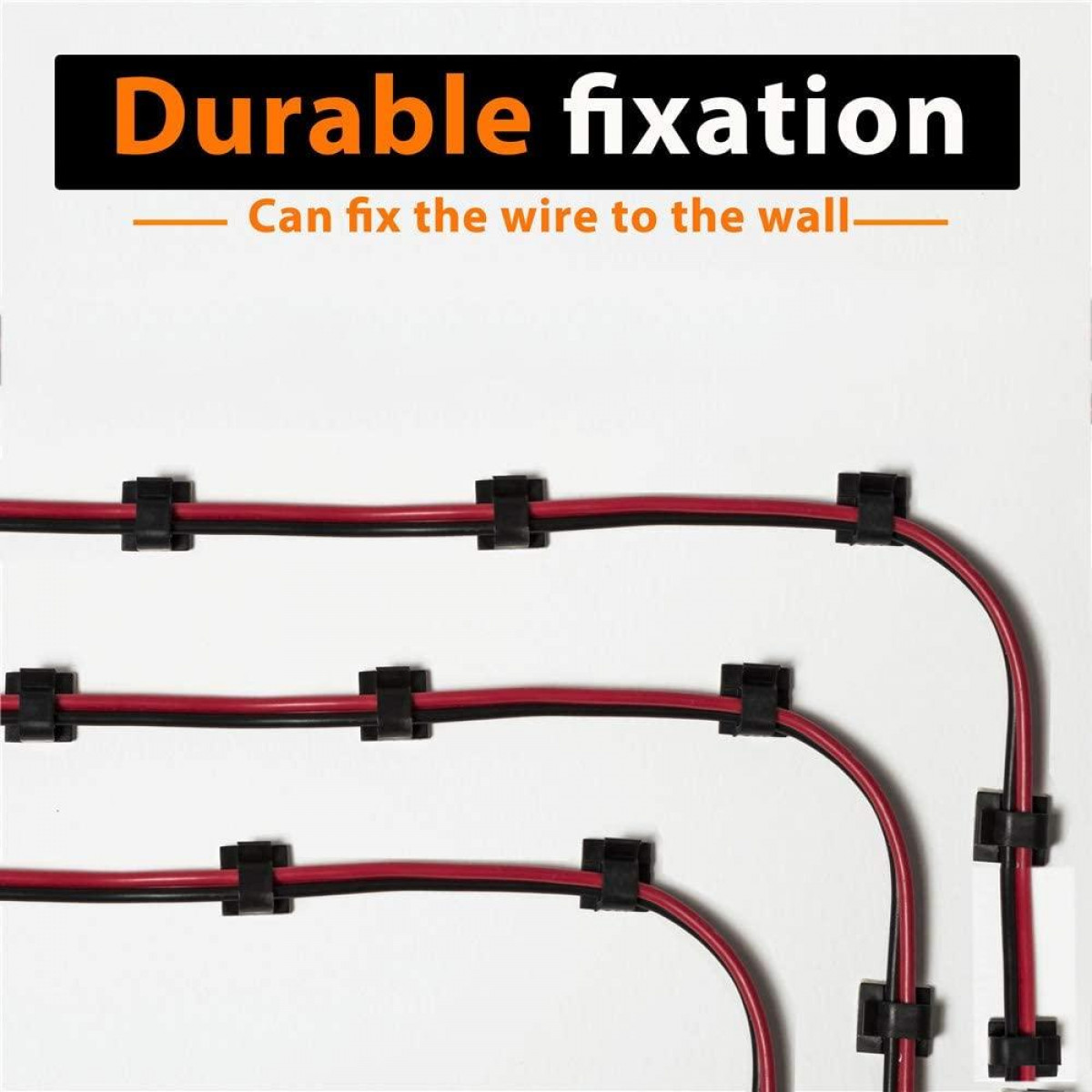 Rote und schwarze Drähte werden mit schwarzen Clips an einer weißen Wand befestigt. Text: Durable fixation.