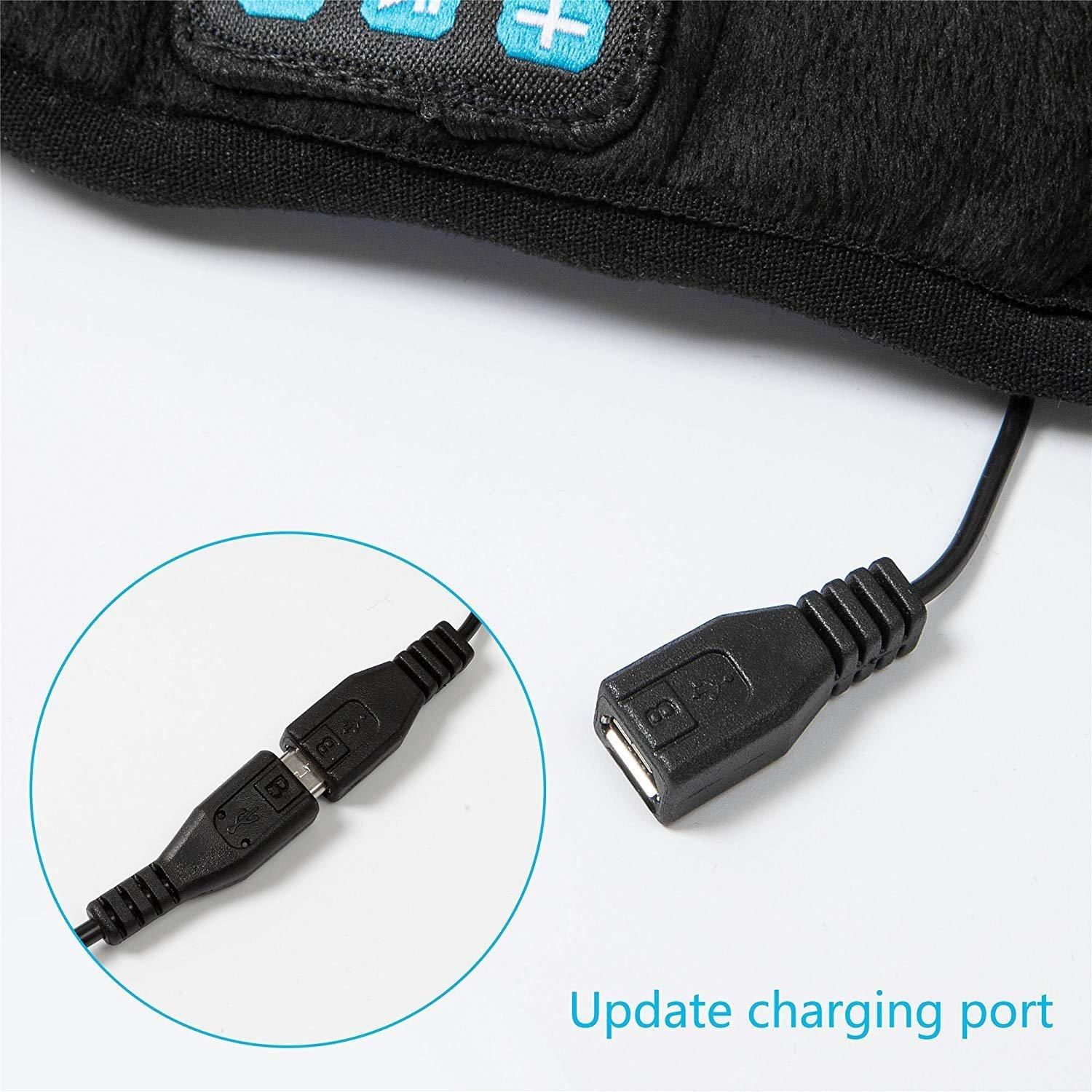 Zbliżenie kabla portu ładowania USB podłączonego do czarnej rękawicy.