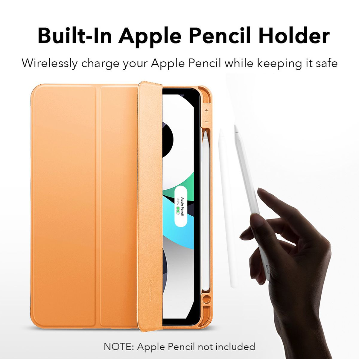 Eine orangefarbene Tablethülle mit eingebautem Apple Pencil-Halter. Eine Hand hält den Stift neben dem Tablet.
