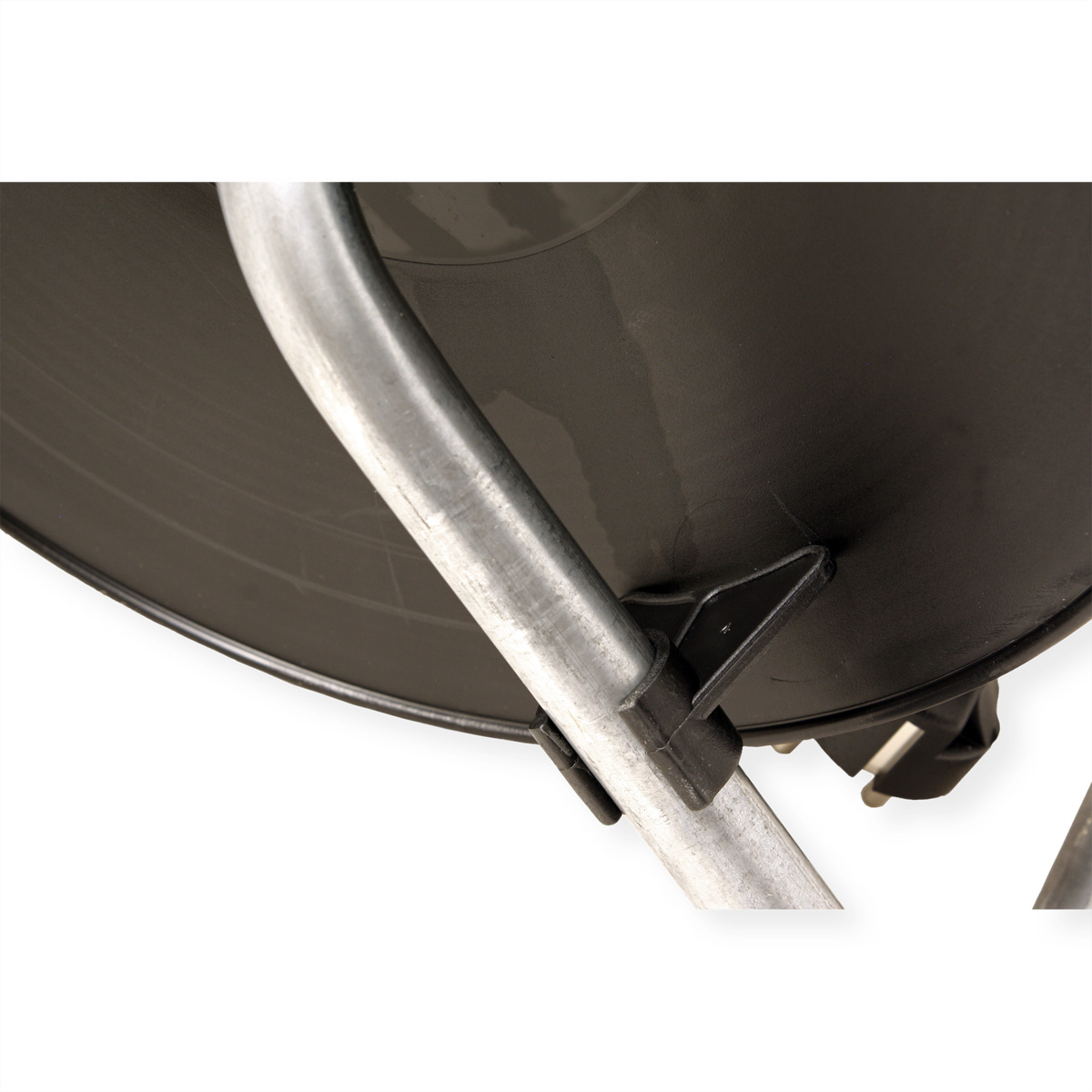 Primo piano di un'antenna parabolica con supporto a palo argentato.