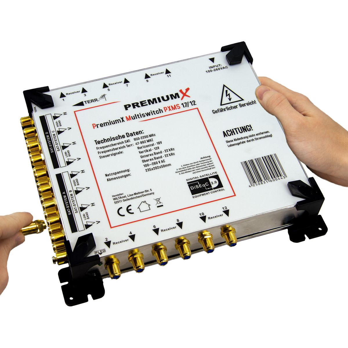 Hände, die Kabel an einen PremiumX-Multischalter mit Text und Diagrammen anschließen.