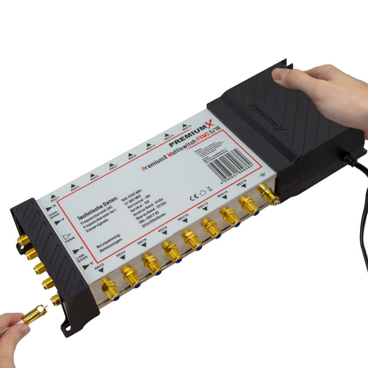 Eine Hand steckt einen Stecker in einen Multiswitch. Das Gerät ist grün und silber.