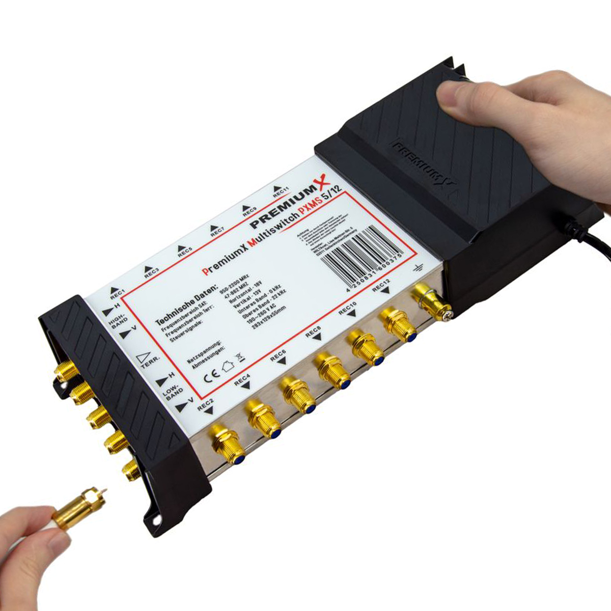 PremiumX Multischalter mit mehreren Ein- und Ausgängen. Eine Hand hält ein Antennenkabel.