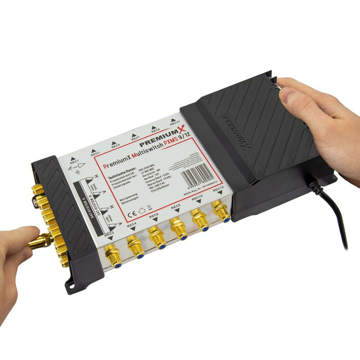 Hände, die ein Kabel an einen schwarzen und silbernen Multiswitch anschließen.