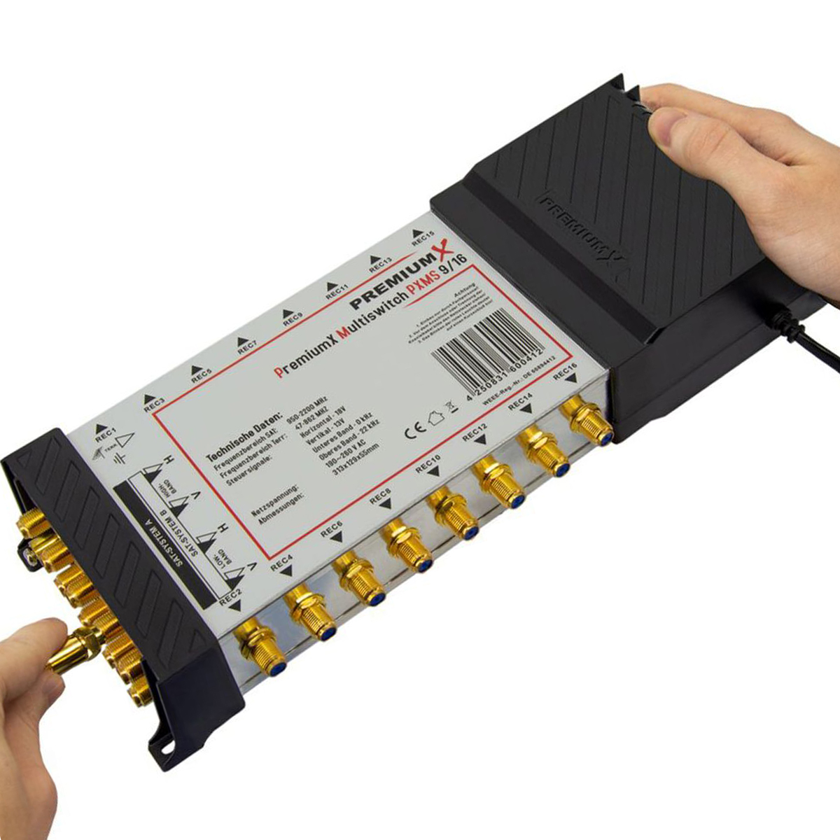 Eine Person verbindet ein Koaxialkabel mit einem PremiumX-Multischalter mit mehreren Anschlüssen und Etiketten.