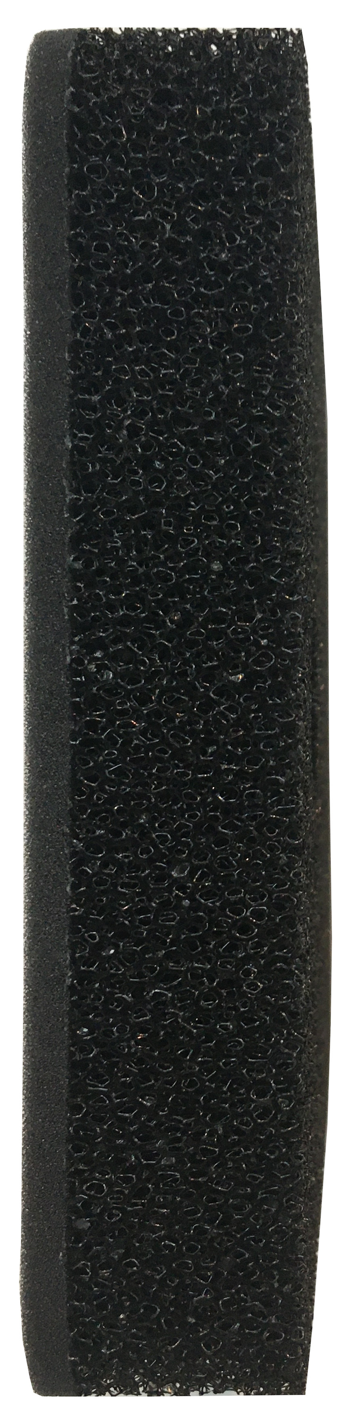 Ein schwarzer Schaumstofffilter, hoch, mit strukturierter Oberfläche, vor weißem Hintergrund.