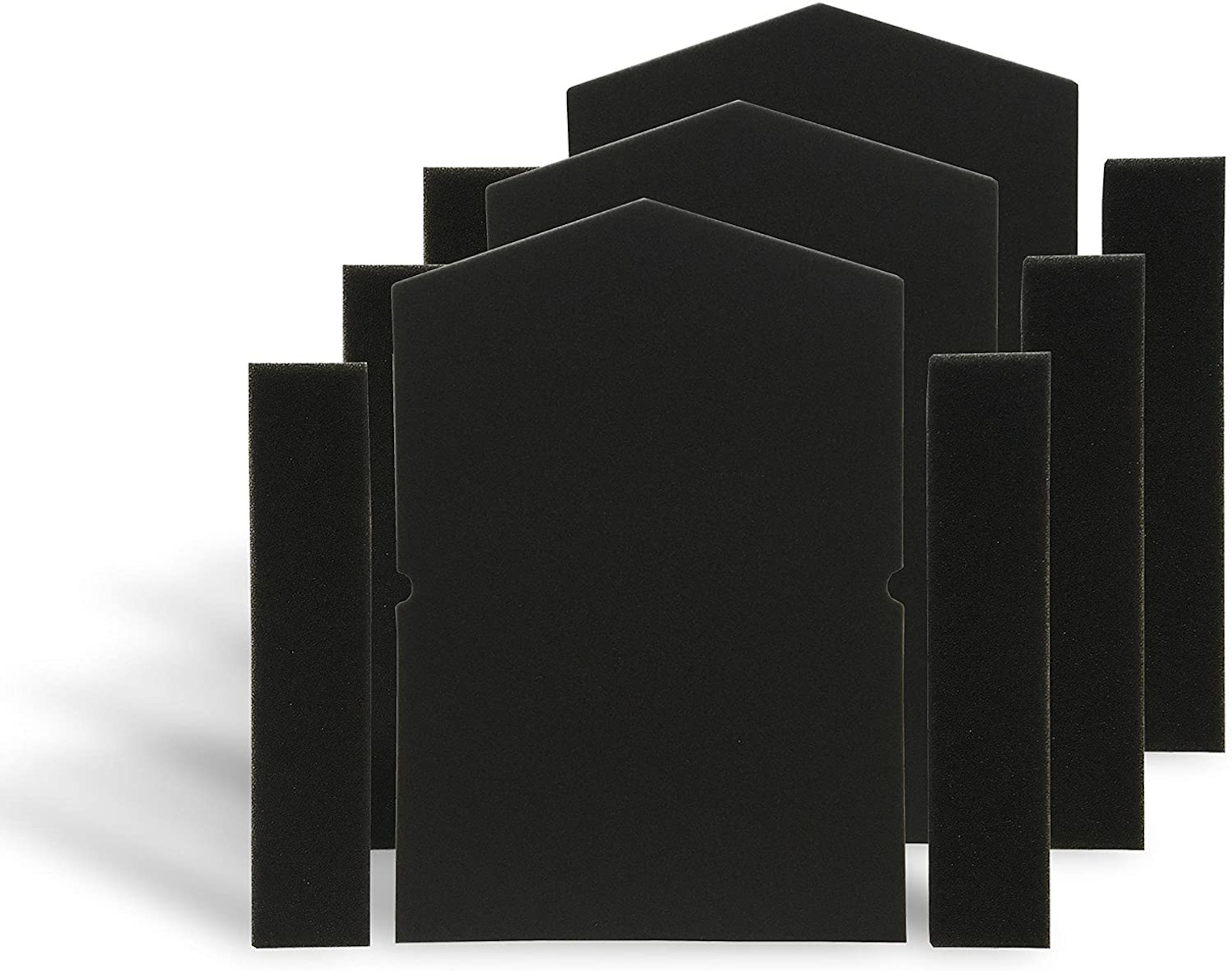 Schwarze Schaumstoffplatten zur Schalldämmung, in einer Reihe, mit verschiedenen Formen und Größen, vor weißem Hintergrund.