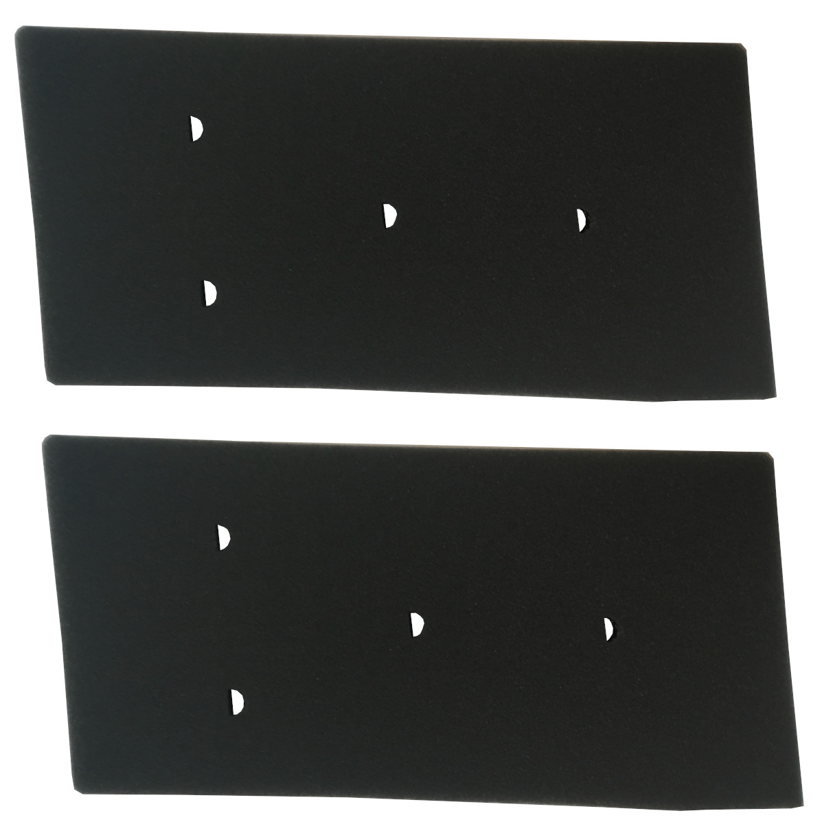 Zwei schwarze Schaumstoffplatten mit Aussparungen, vermutlich zur Schallabsorption. Sie sind rechteckig.