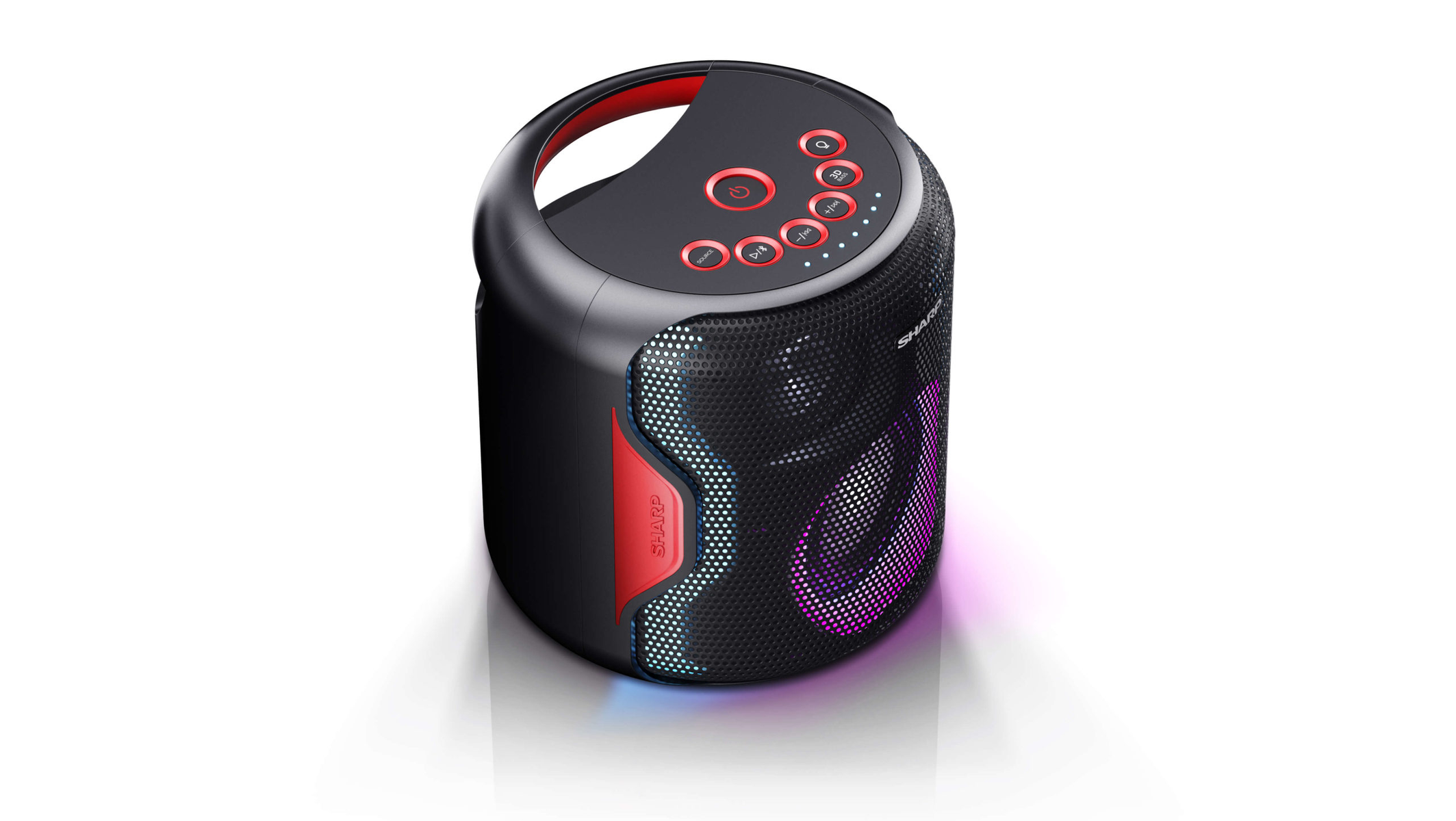 Un altavoz portátil negro y rojo. Tiene botones en la parte superior y una parte frontal de malla con un logotipo. Fondo blanco.