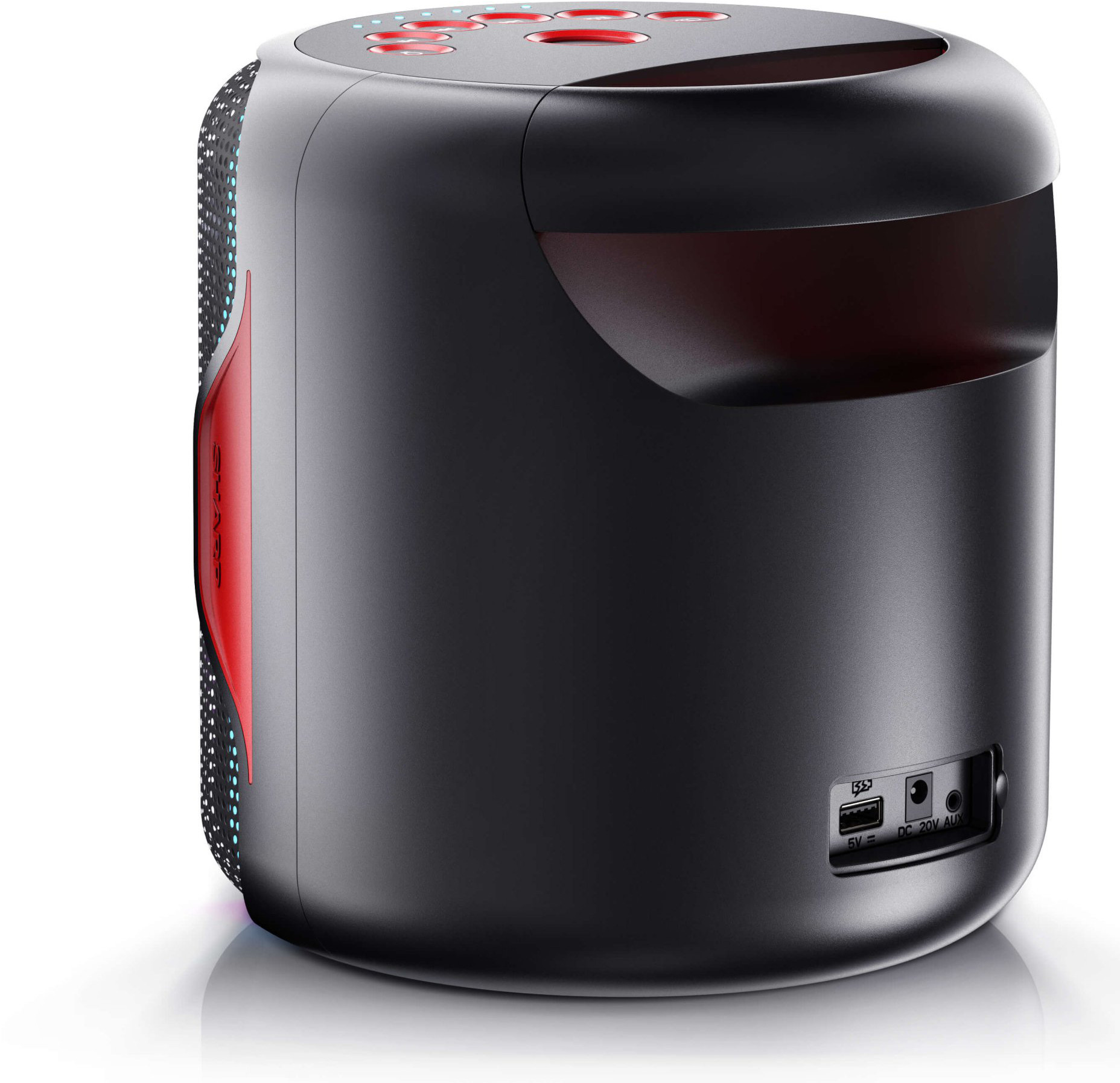 Altavoz negro y rojo sobre una superficie blanca. El puerto USB y otros puertos son visibles.