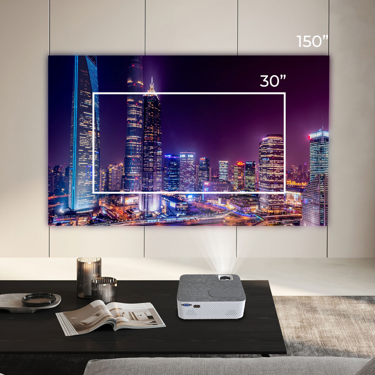Projektor wyświetlający scenę miejską na dużym ekranie. Tekst na ekranie mówi 150" i 30".