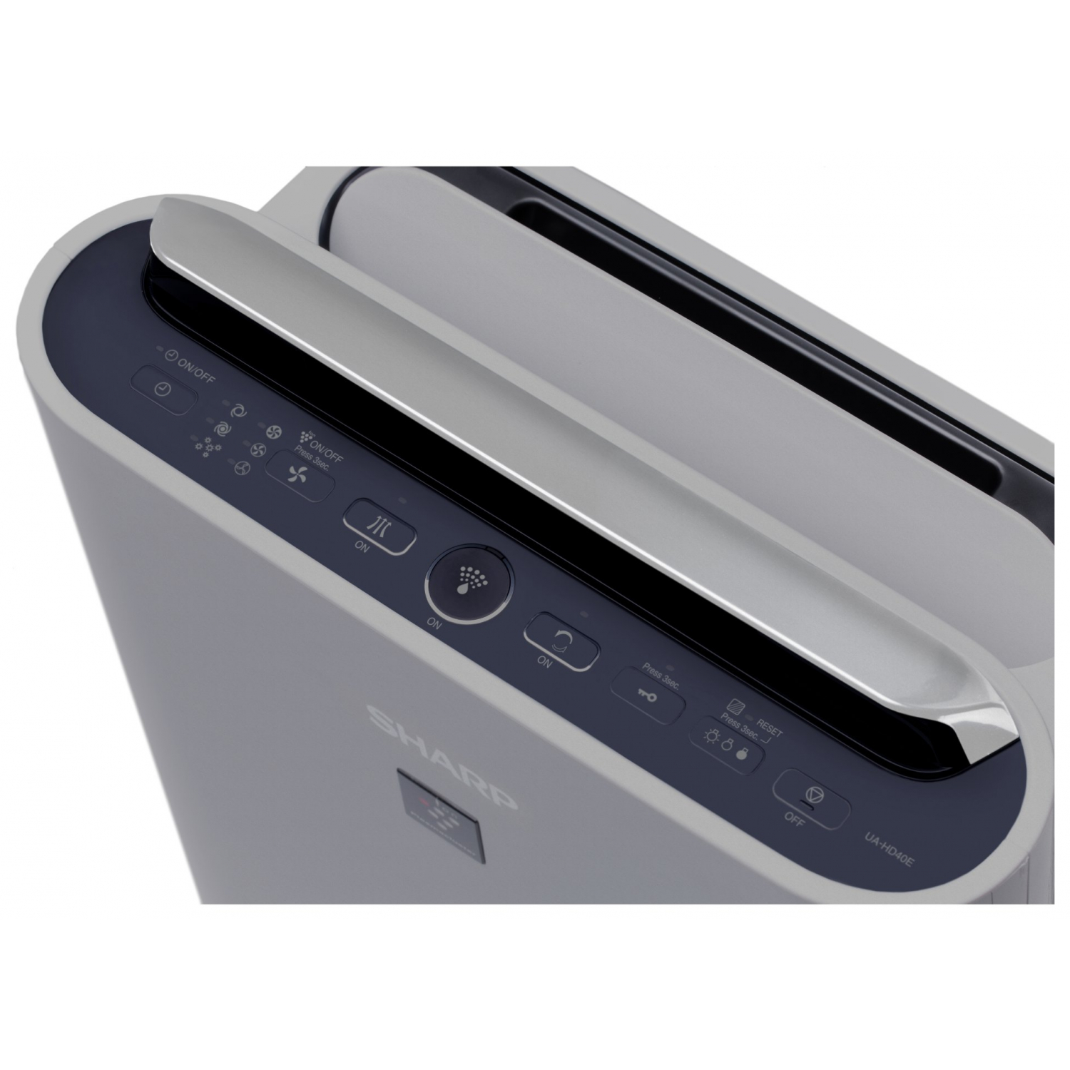 Biało-szary oczyszczacz powietrza. Srebrny panel sterowania. Białe tło.