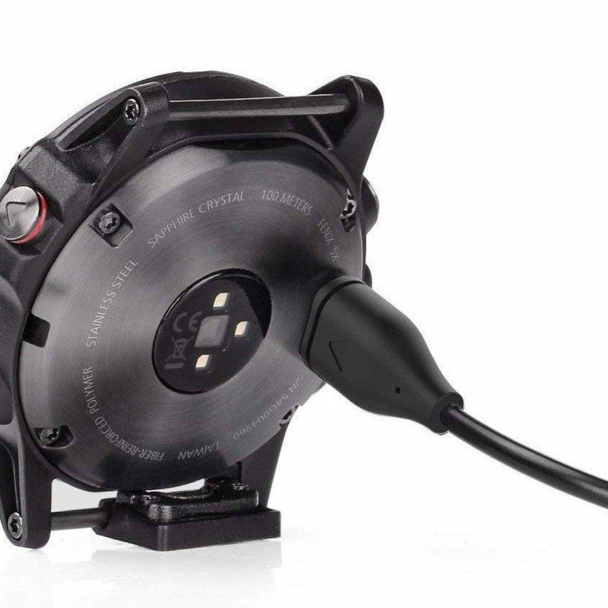 Czarny zegarek ze srebrnymi detalami. Tył pokazuje tekst. Czarny pasek jest połączony z zegarkiem.