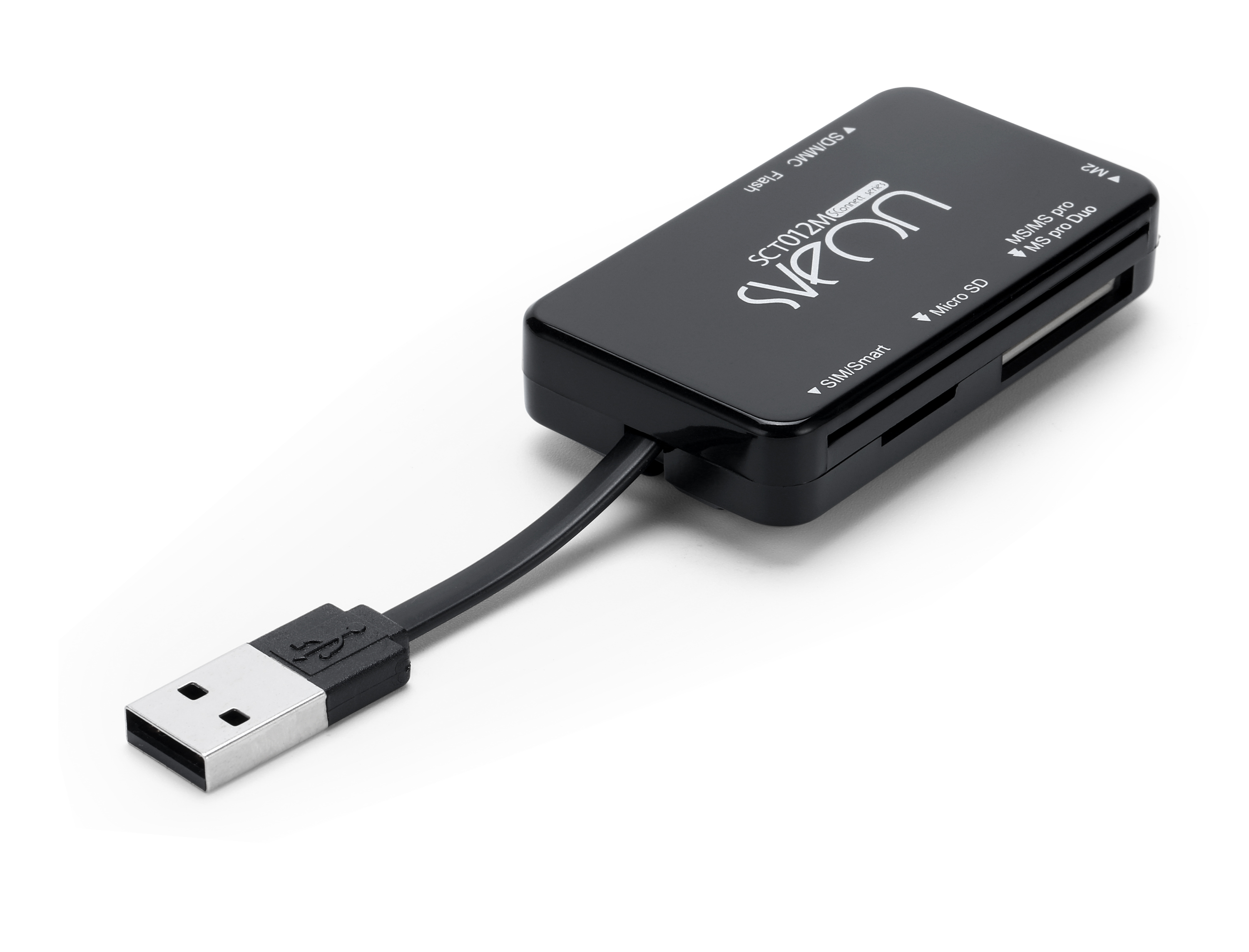 Lettore di schede USB nero con cavo USB collegato, etichettato con vari tipi di schede.