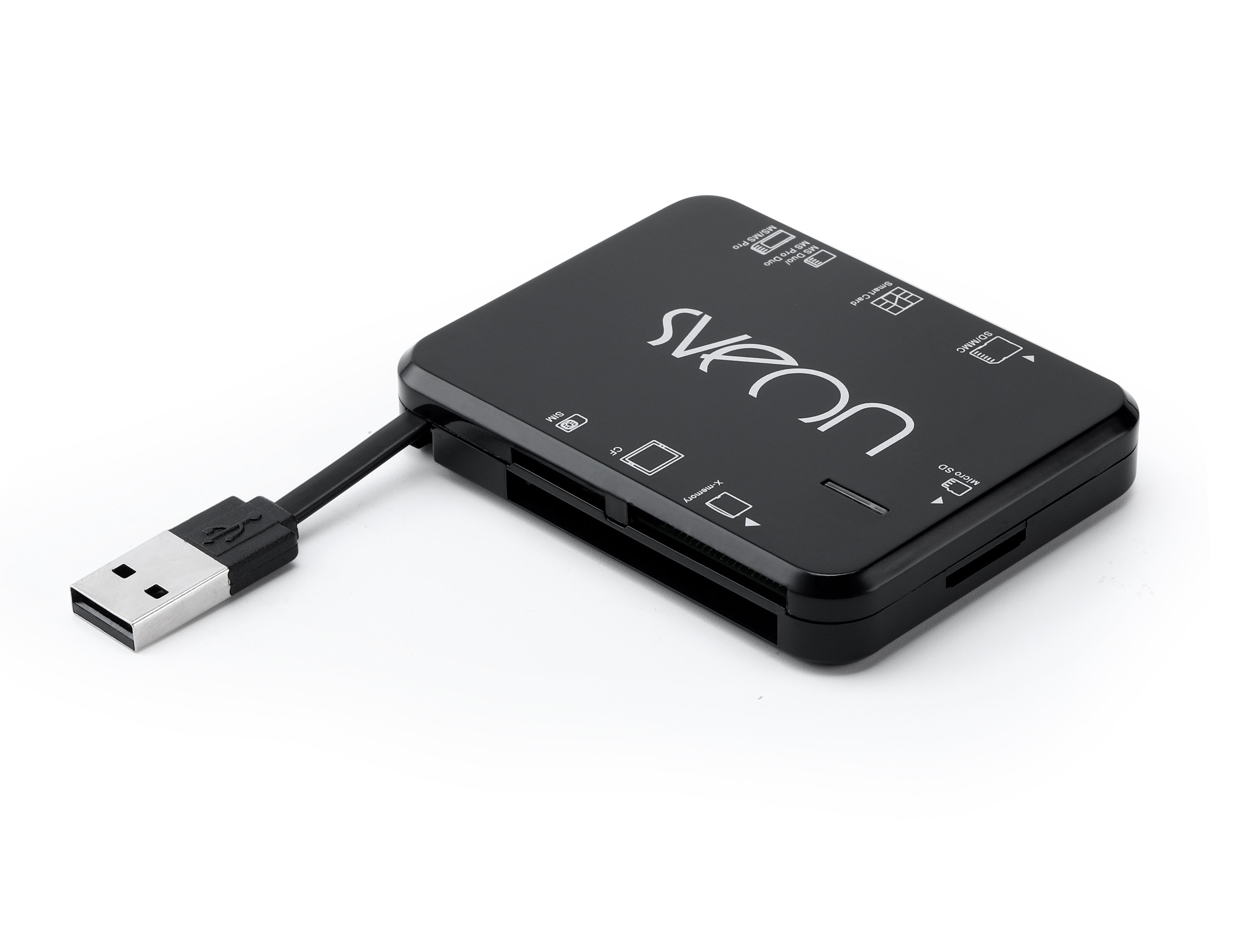 Lector de tarjetas USB negro con el logotipo de Sveon. Tiene ranuras para varios tipos de tarjetas y un conector USB.