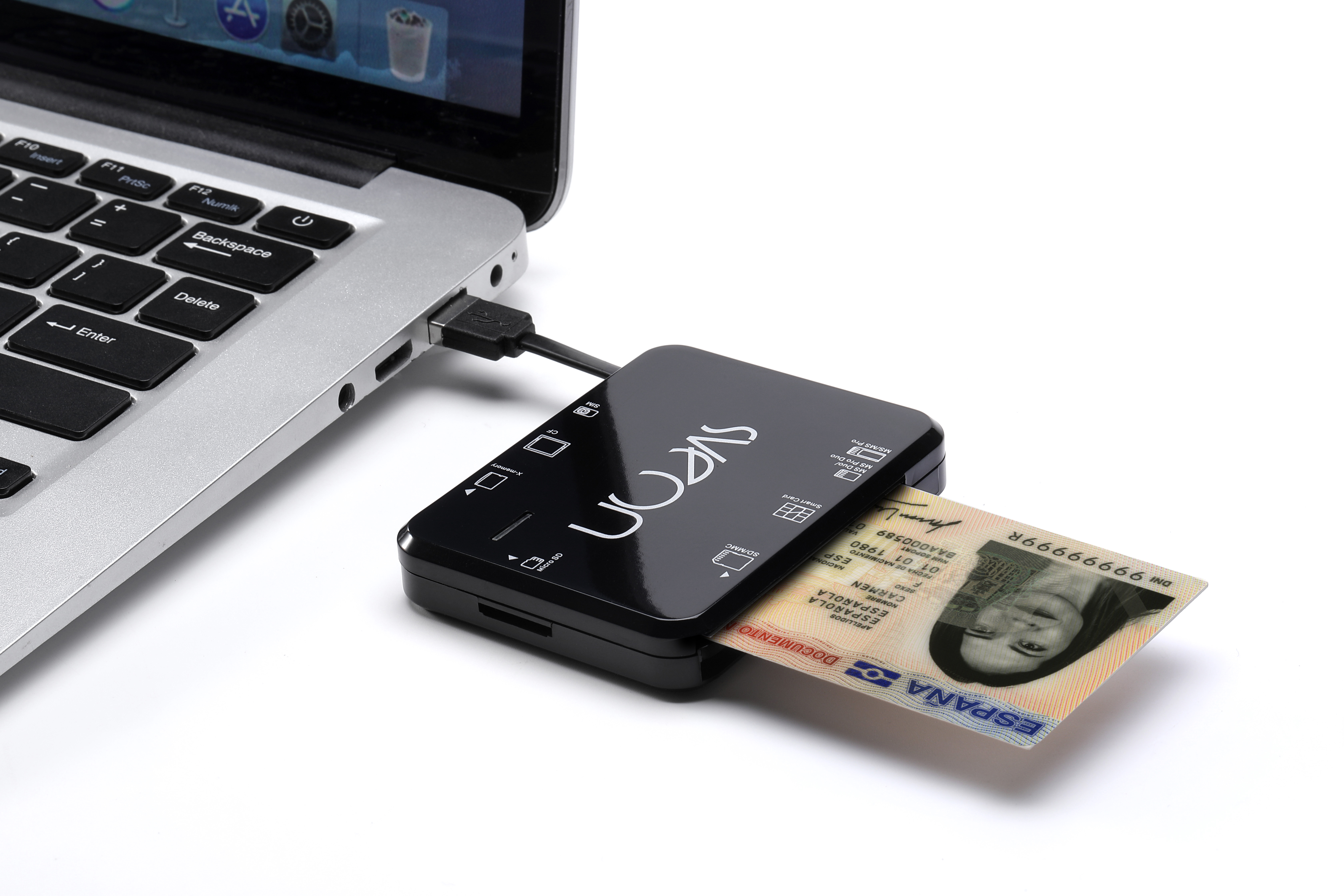Lector de tarjetas negro conectado a una laptop, con una tarjeta de identificación insertada.