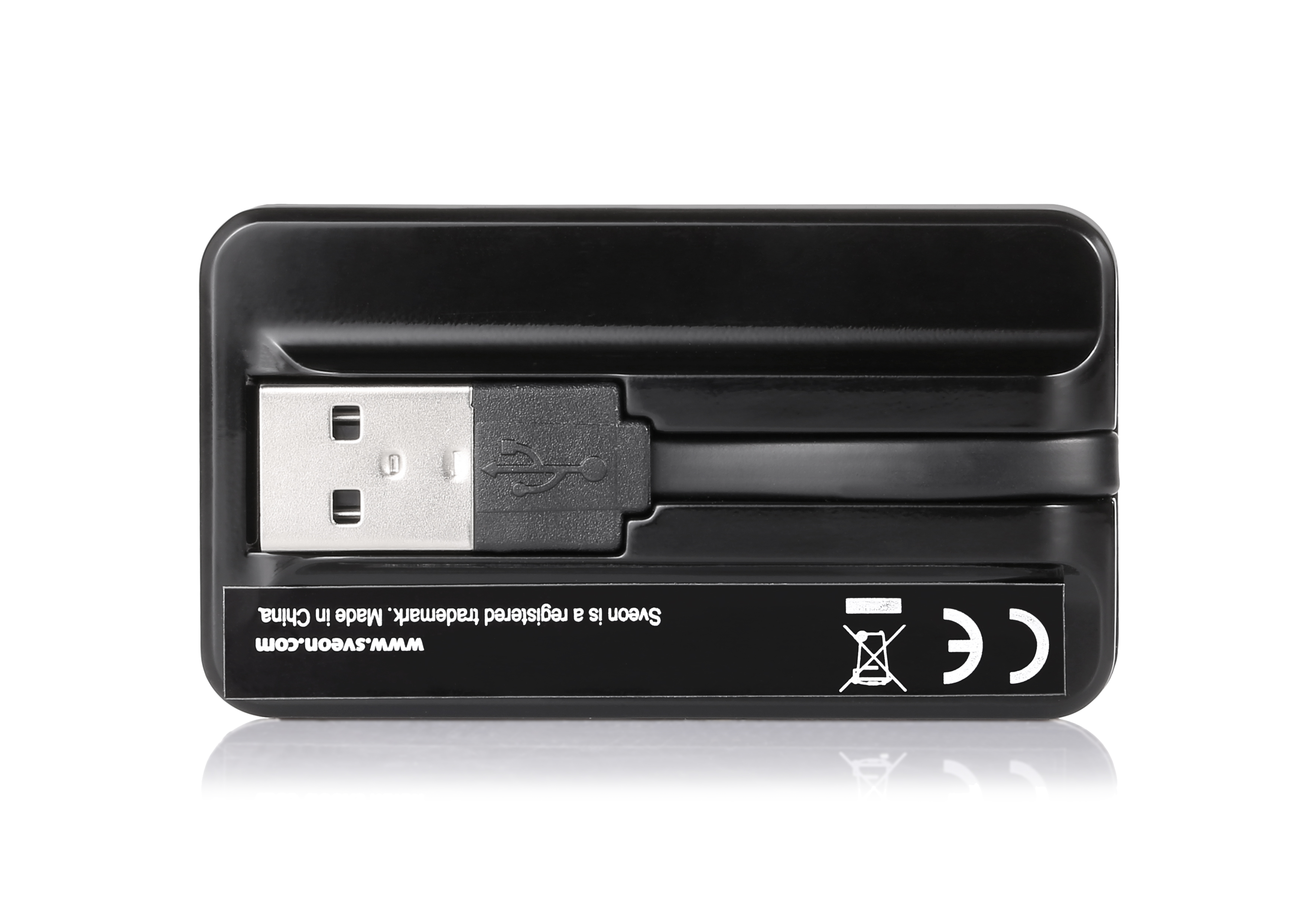 Dispositivo nero con connettore USB ed etichetta bianca. È un prodotto del marchio Syeon.