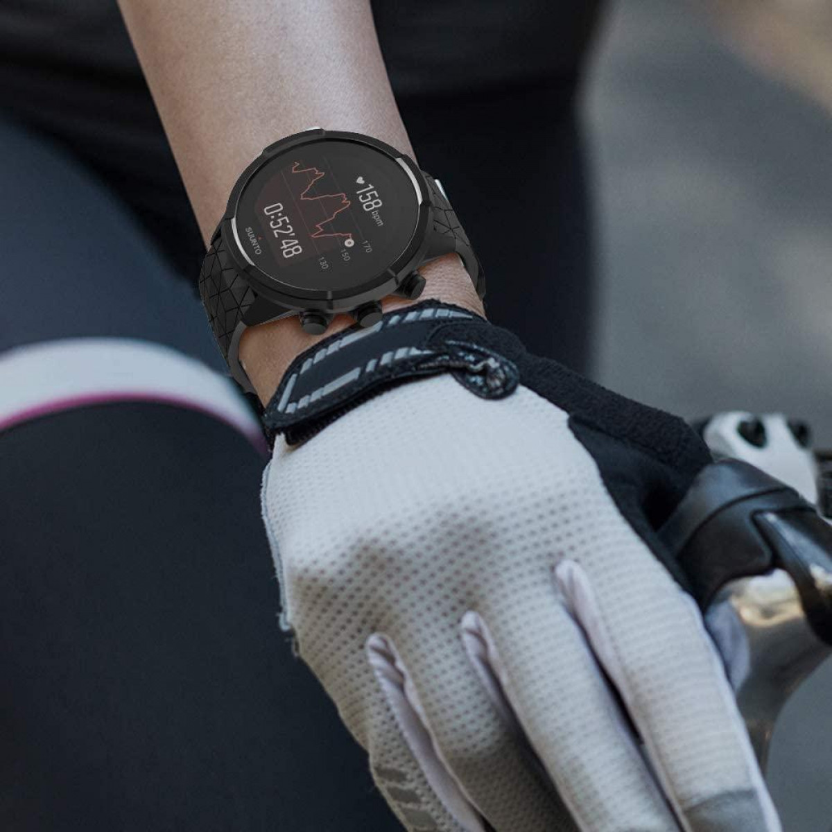 Smartwatch al polso, mostra dati battito cardiaco, persona con guanti da ciclismo.