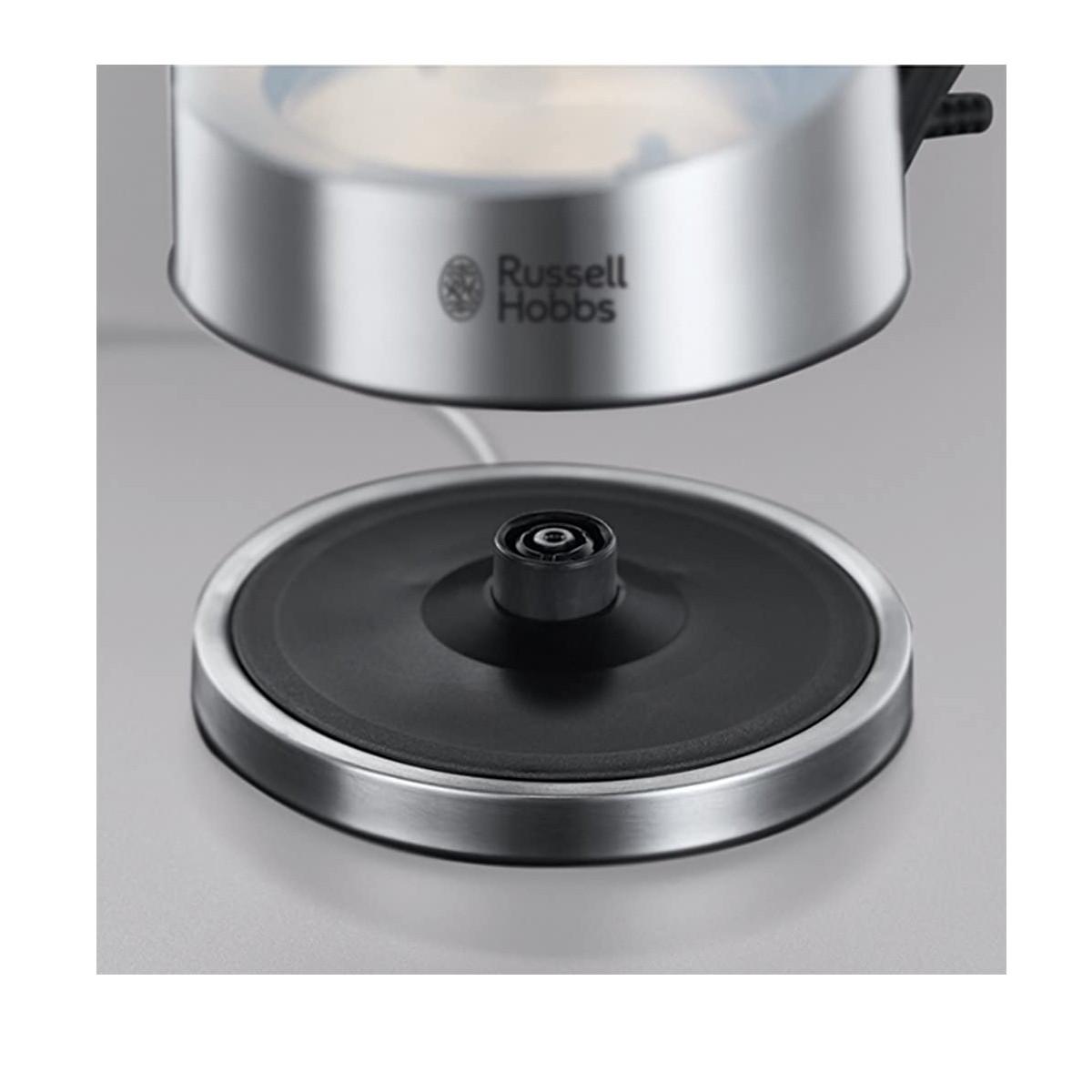 Nahaufnahme eines silbernen Wasserkocherbodens mit schwarzem Heizelement.