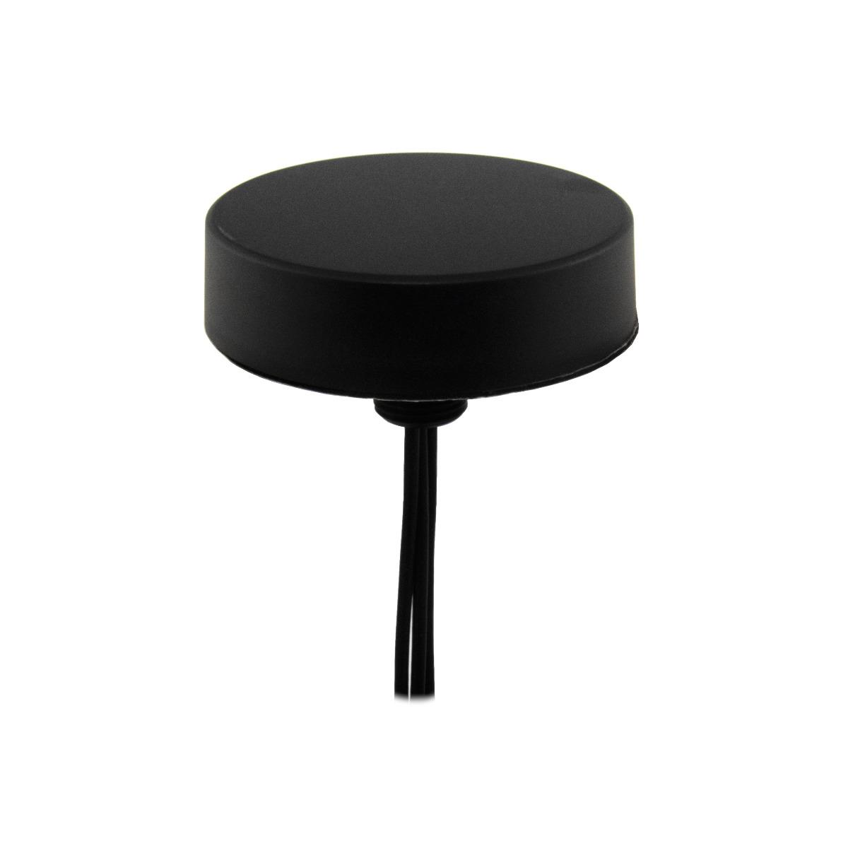 Eine schwarze Antenne mit rundem Aufsatz und zwei schwarzen Kabeln. Weißer Hintergrund.
