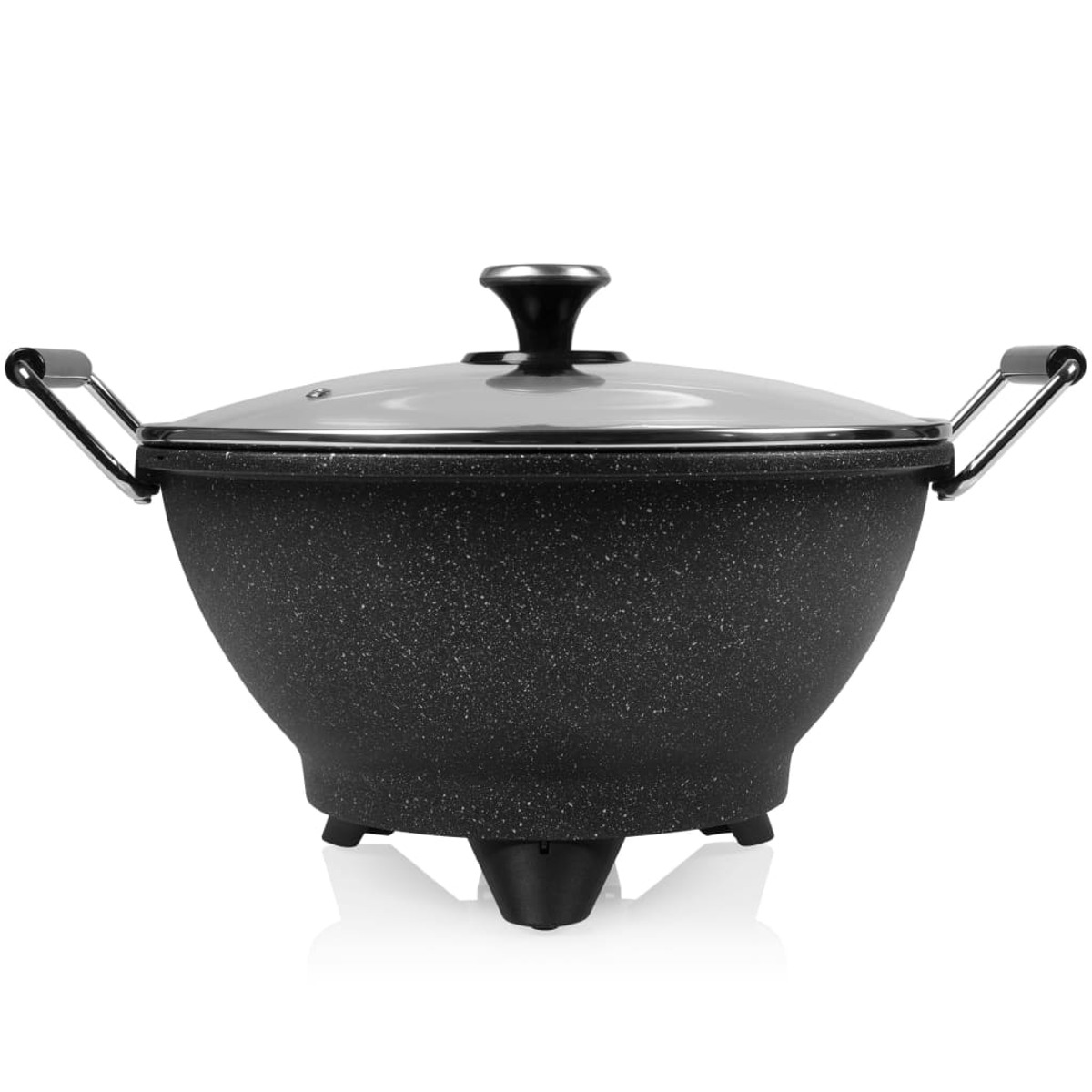 Eine schwarze Wok-Pfanne mit Glasdeckel und silbernen Griffen auf weißer Oberfläche.
