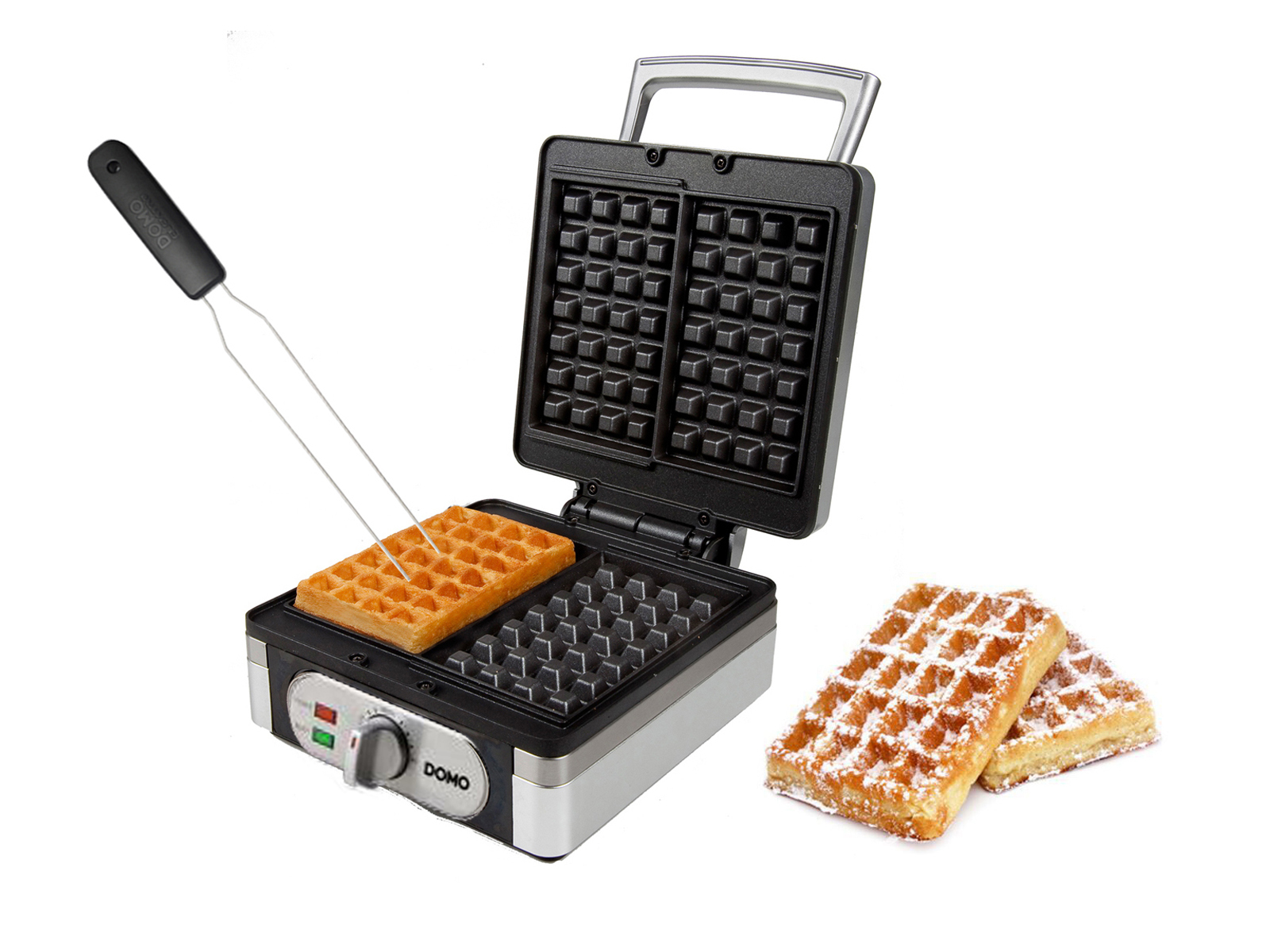 Waffeleisen mit zwei Waffeln. Eine Waffel ist im Gerät, eine andere wird mit Puderzucker serviert.