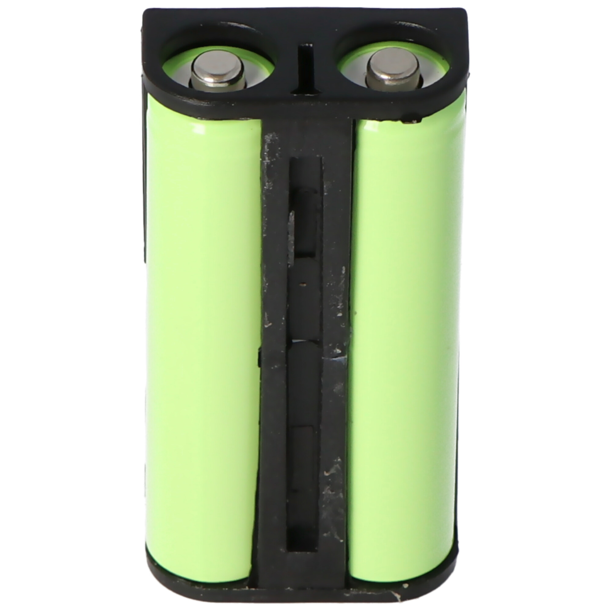 Zwei grüne Batterien in einem schwarzen Halter, isoliert auf Weiß.