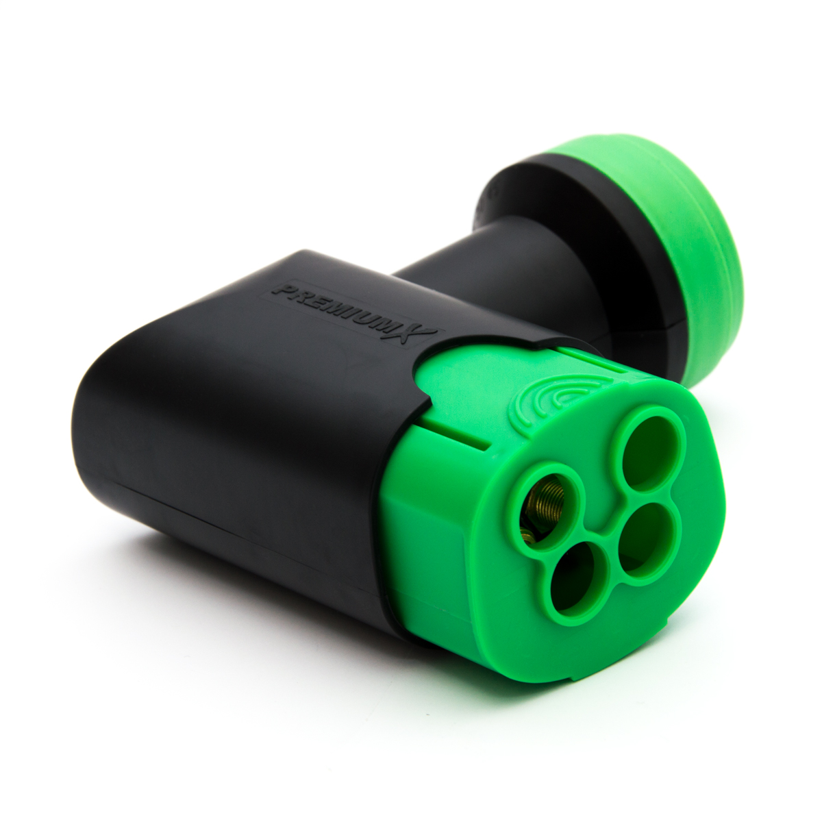 Ein schwarzer und grüner Elektrostecker-Adapter auf weißem Hintergrund.