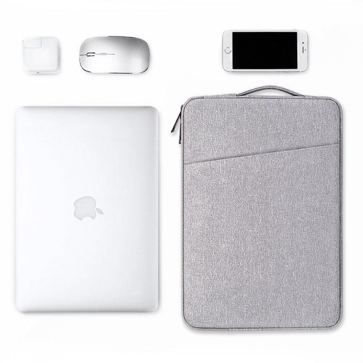 Laptop, mysz, telefon i szara torba na laptopa ułożone na białej powierzchni, widok z góry.