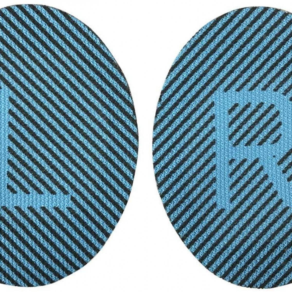 Dwie niebiesko-czarne okrągłe osłony głośników z wzorem 'R' pośrodku.