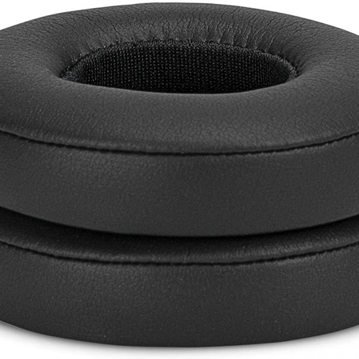 Dwie czarne poduszki na uszy ułożone w stos. Każda ma centralny otwór z czarną tkaniną.