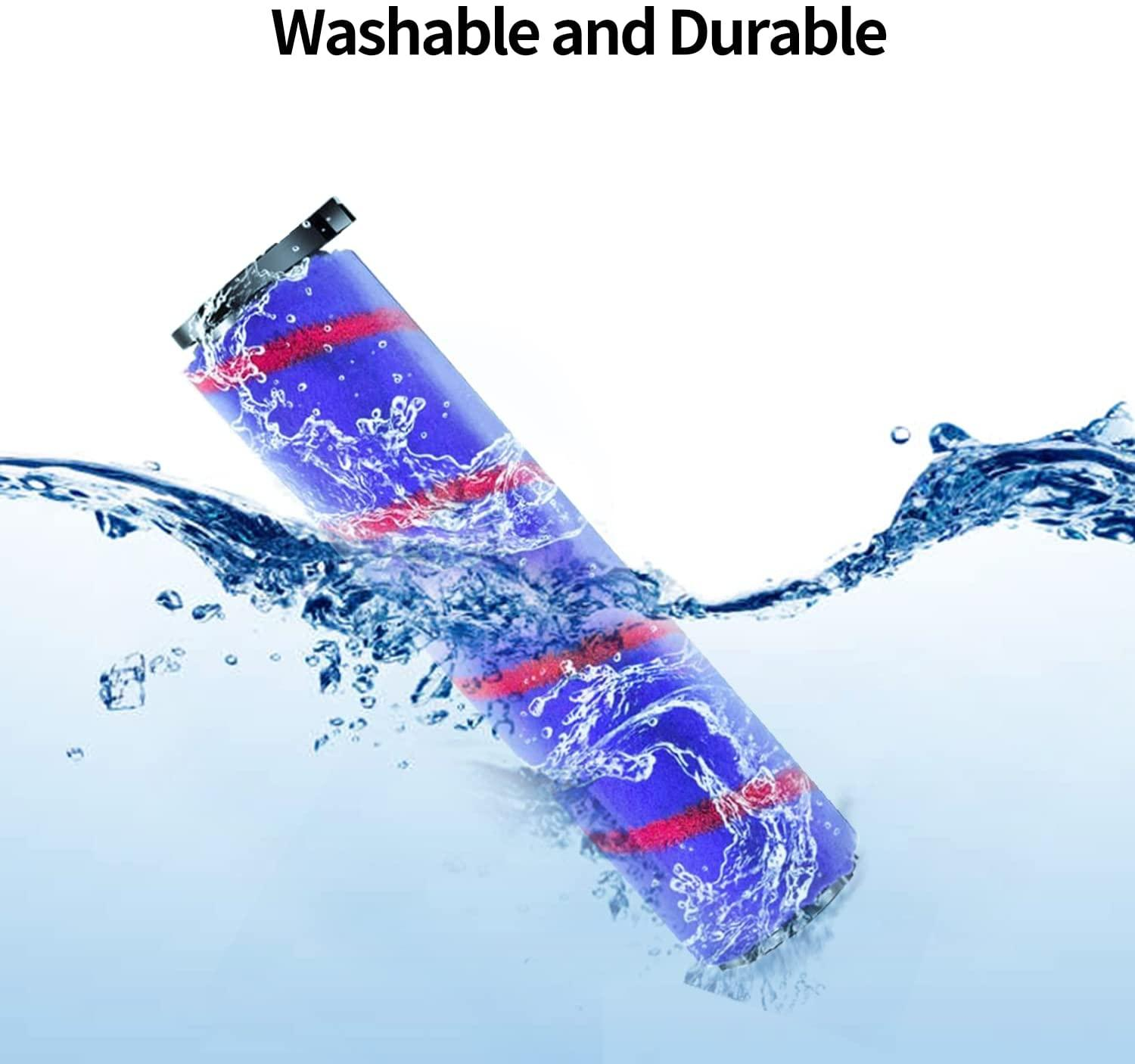 Eine blau-rote Staubsaugerrolle wird in Wasser gewaschen. Text: Waschbar und langlebig.
