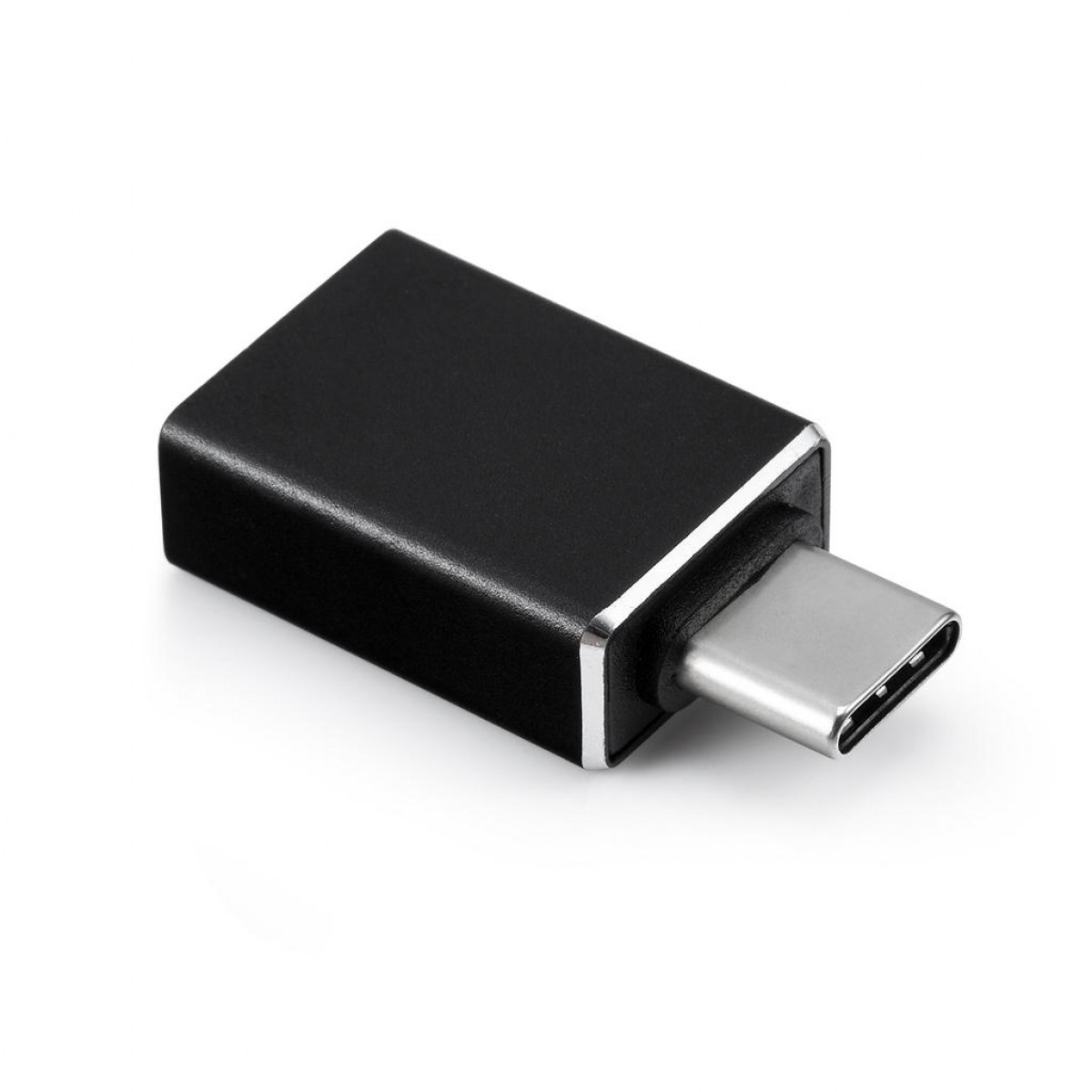 Schwarzer USB-C-Adapter mit silbernen Kanten, angewinkelt, um den Port zu zeigen.