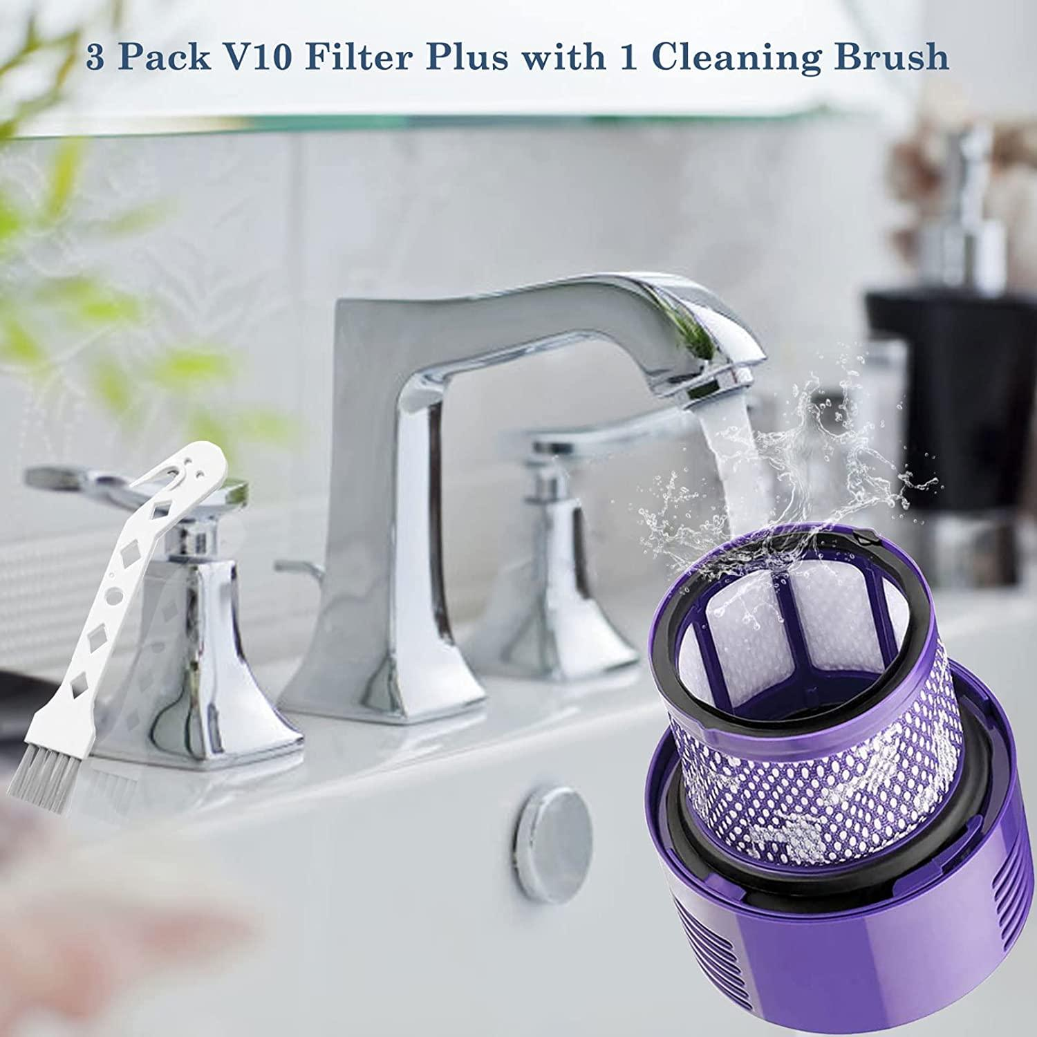 Scena łazienkowa z chromowaną baterią i fioletowym filtrem do odkurzacza ze szczotką do czyszczenia.