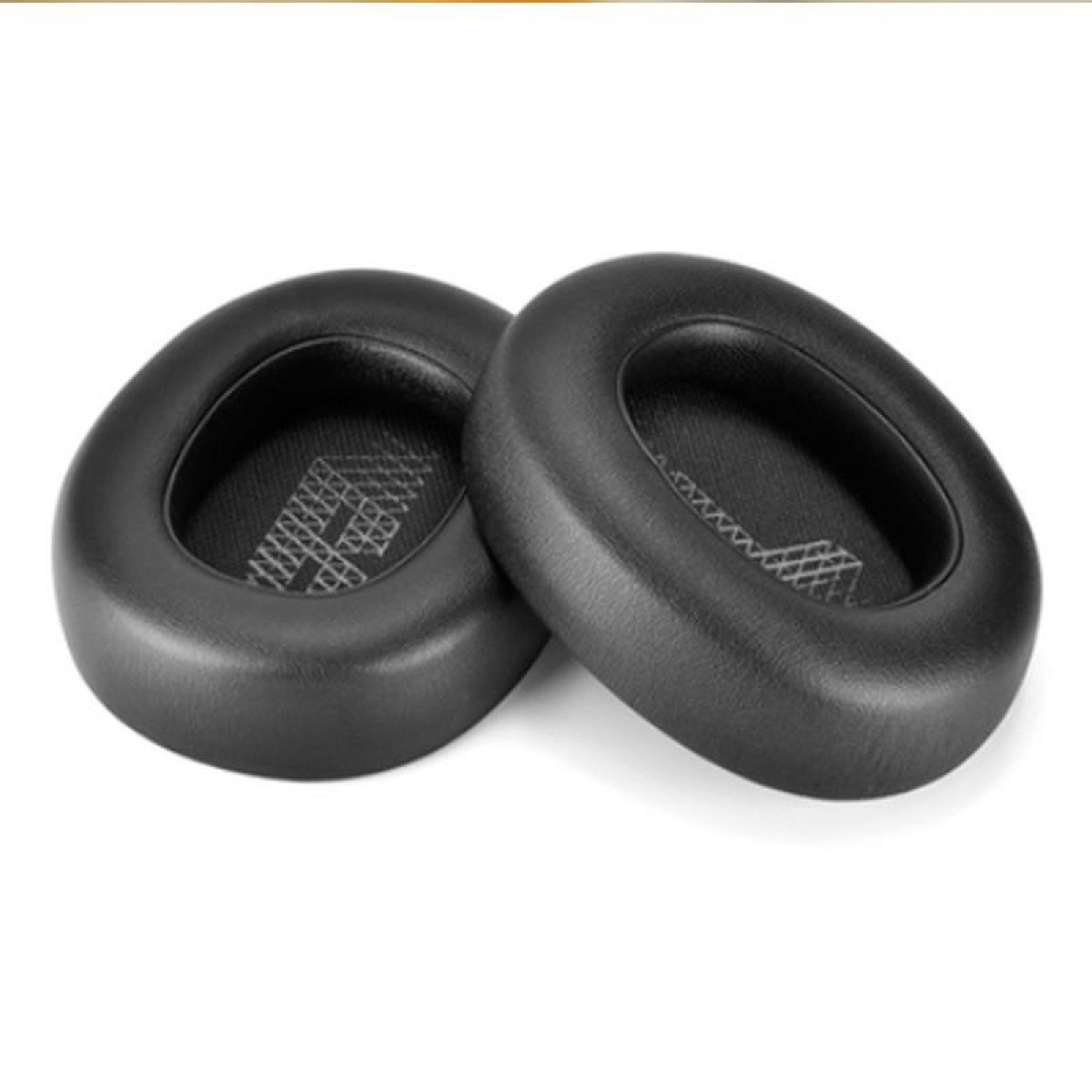 Dwie czarne wkładki douszne. Mają owalny kształt i wzór linii wewnątrz.