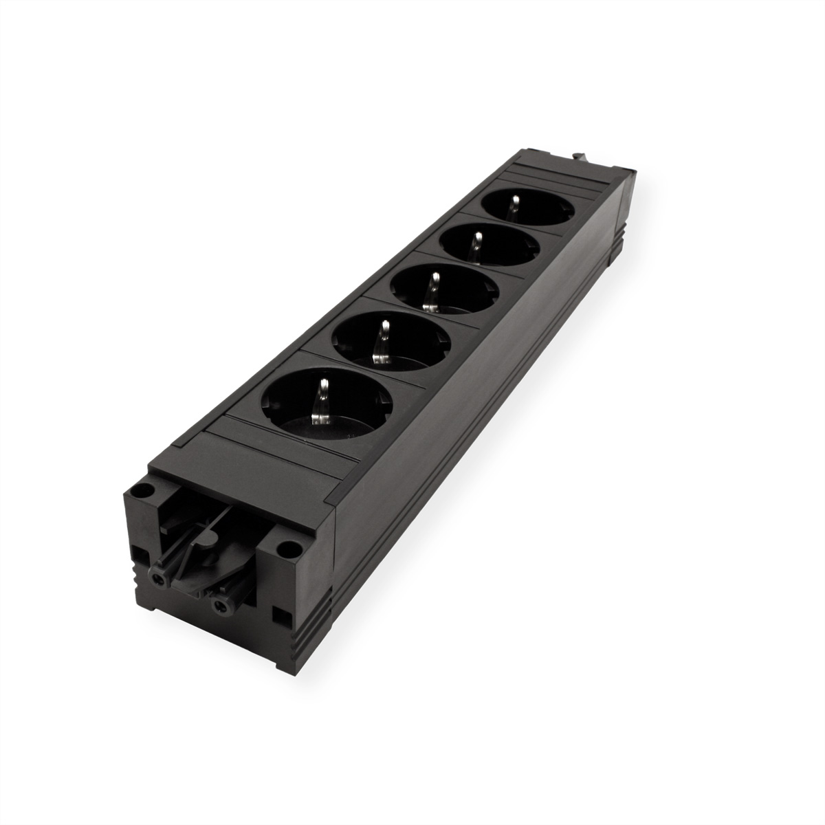 Eine schwarze Steckdosenleiste mit fünf Steckdosen, aus leichtem Winkel auf weißem Grund.
