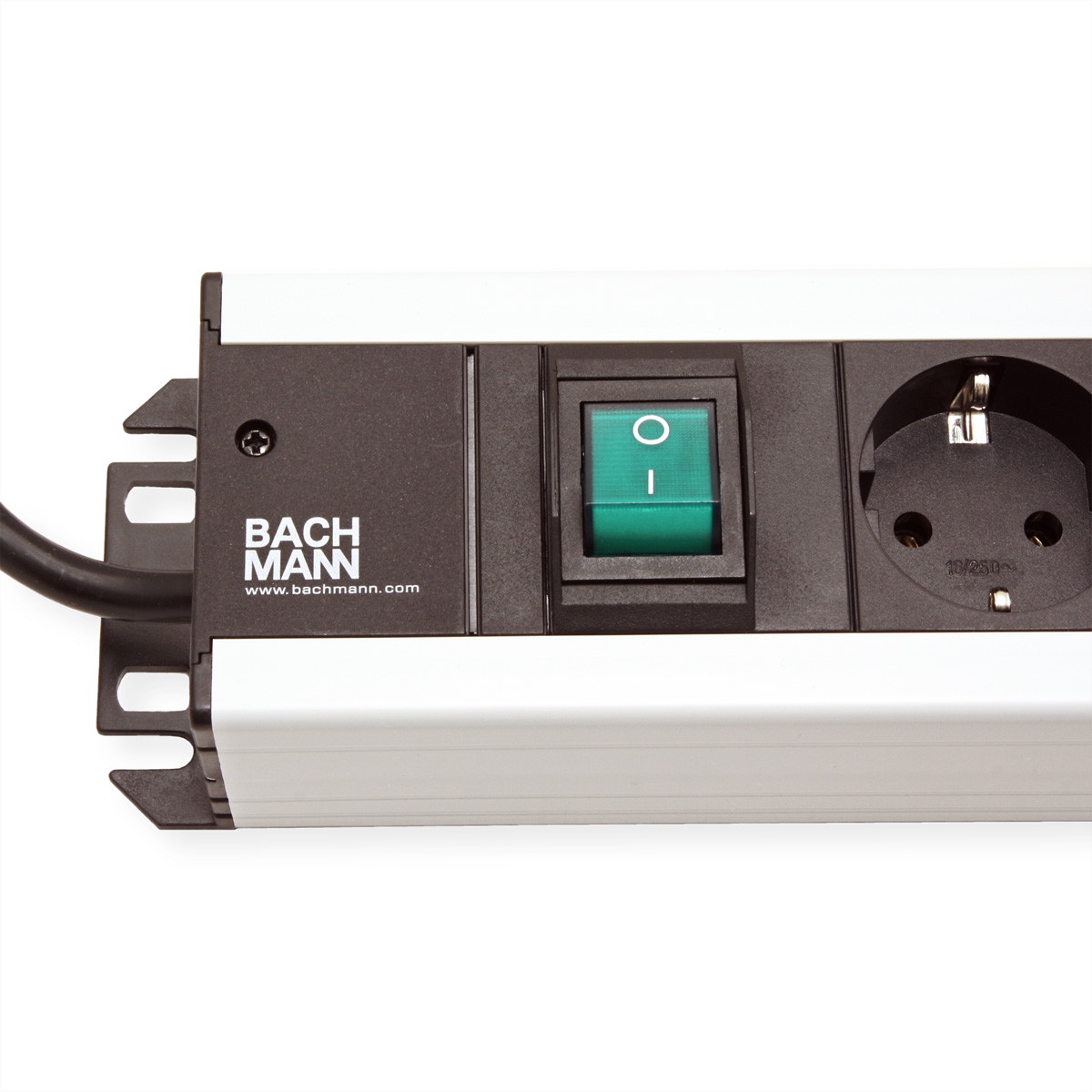 Zbliżenie listwy zasilającej z zielonym przełącznikiem i gniazdem.