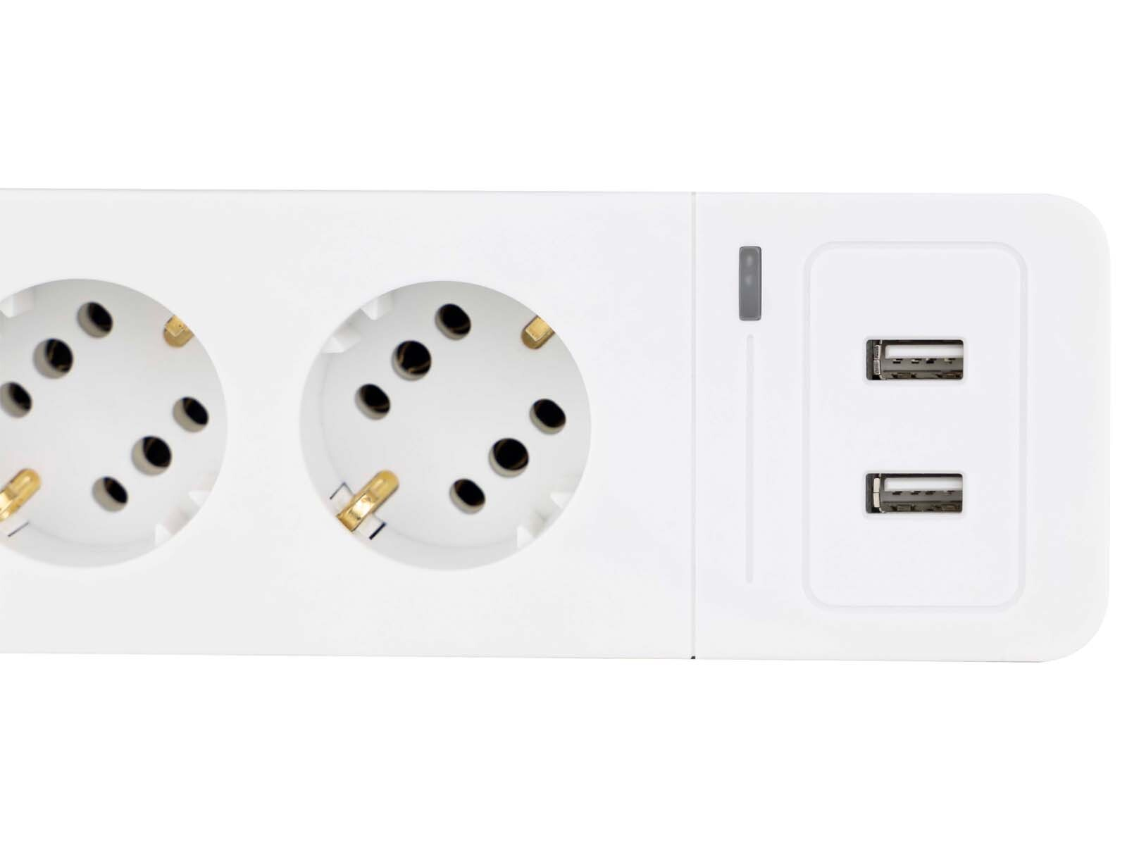 Weiße Steckdosenleiste mit zwei Steckdosen und zwei USB-Anschlüssen. Weißer Hintergrund.