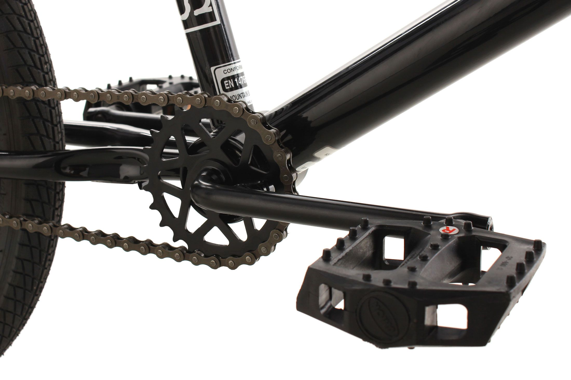 Schwarzes Fahrradgetriebe mit Kette und Pedal. Weißer Hintergrund.