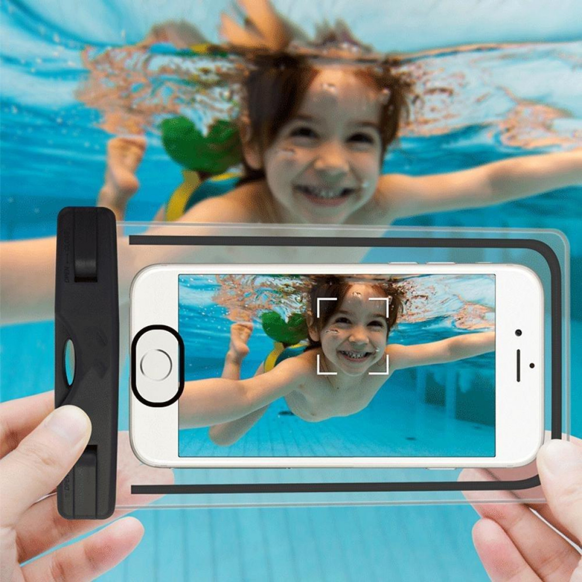 Dziecko pływające pod wodą jest fotografowane przez telefon w wodoszczelnej obudowie. Ekran pokazuje uśmiechnięte dziecko.