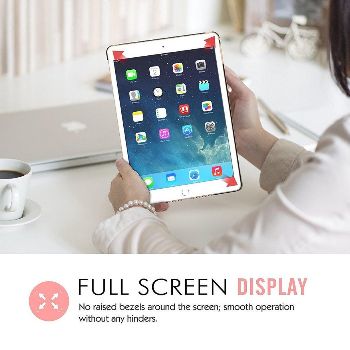 Eine Frau, die ein Tablet mit Vollbildanzeige und einigen sichtbaren App-Symbolen hält.