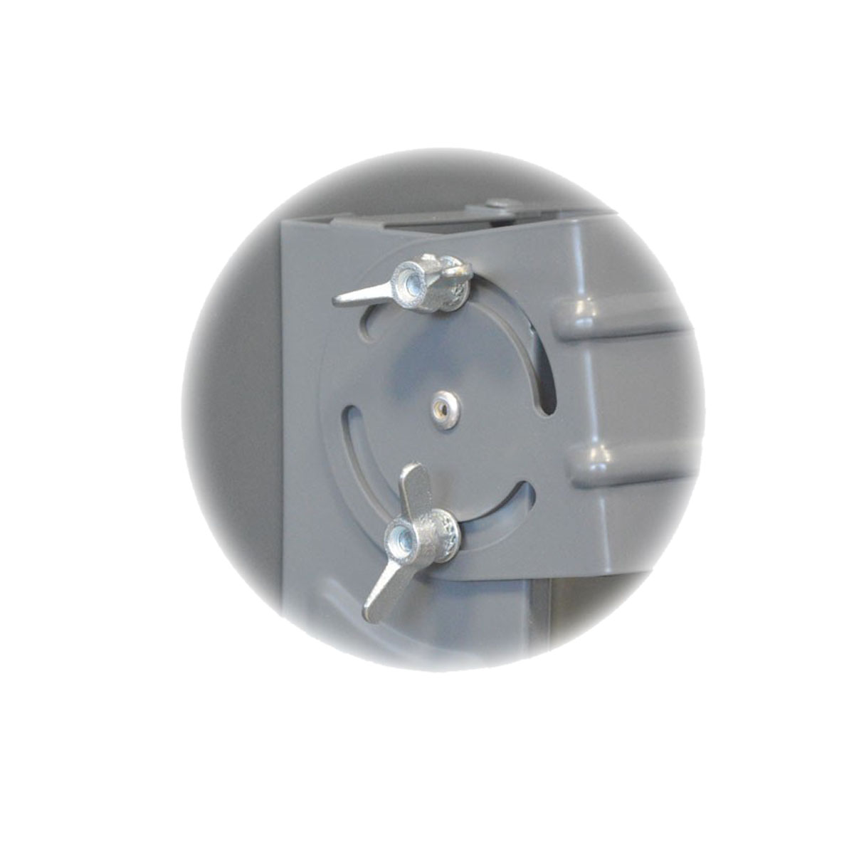 Nahaufnahme einer grauen Metallhalterung mit einstellbaren Einstellungen. Zwei silberne Flügelmuttern sind sichtbar.