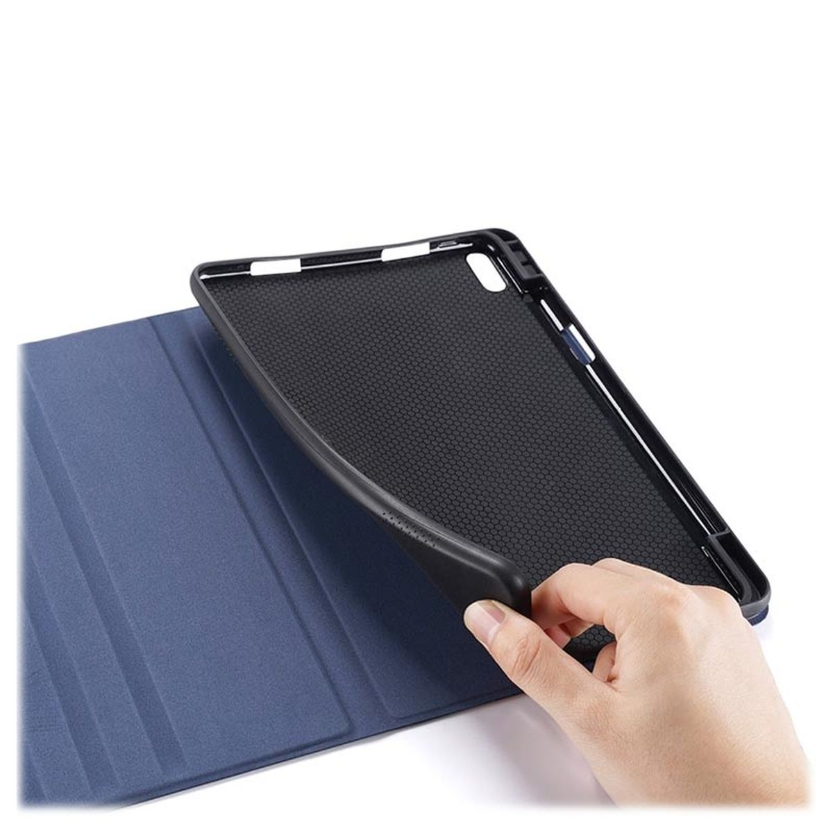 Tablet-Hülle, blau und schwarz, mit einer Hand, die die Abdeckung öffnet.