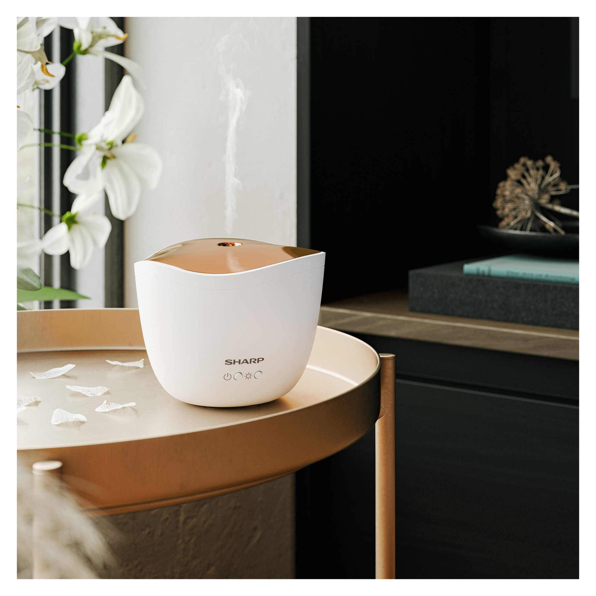 Witte en gouden Sharp aromaverspreider met witte bloemen.