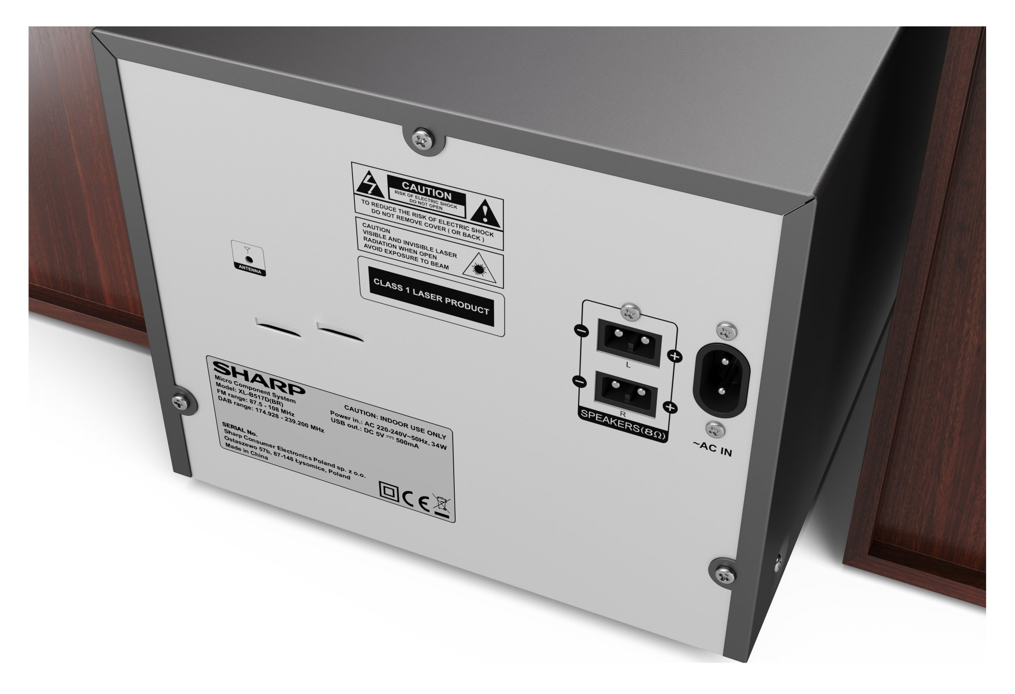 Rückseite eines Sharp-Audiosystems mit Lautsprecher- und Stromanschlüssen, Seriennummer und Warnhinweisen.